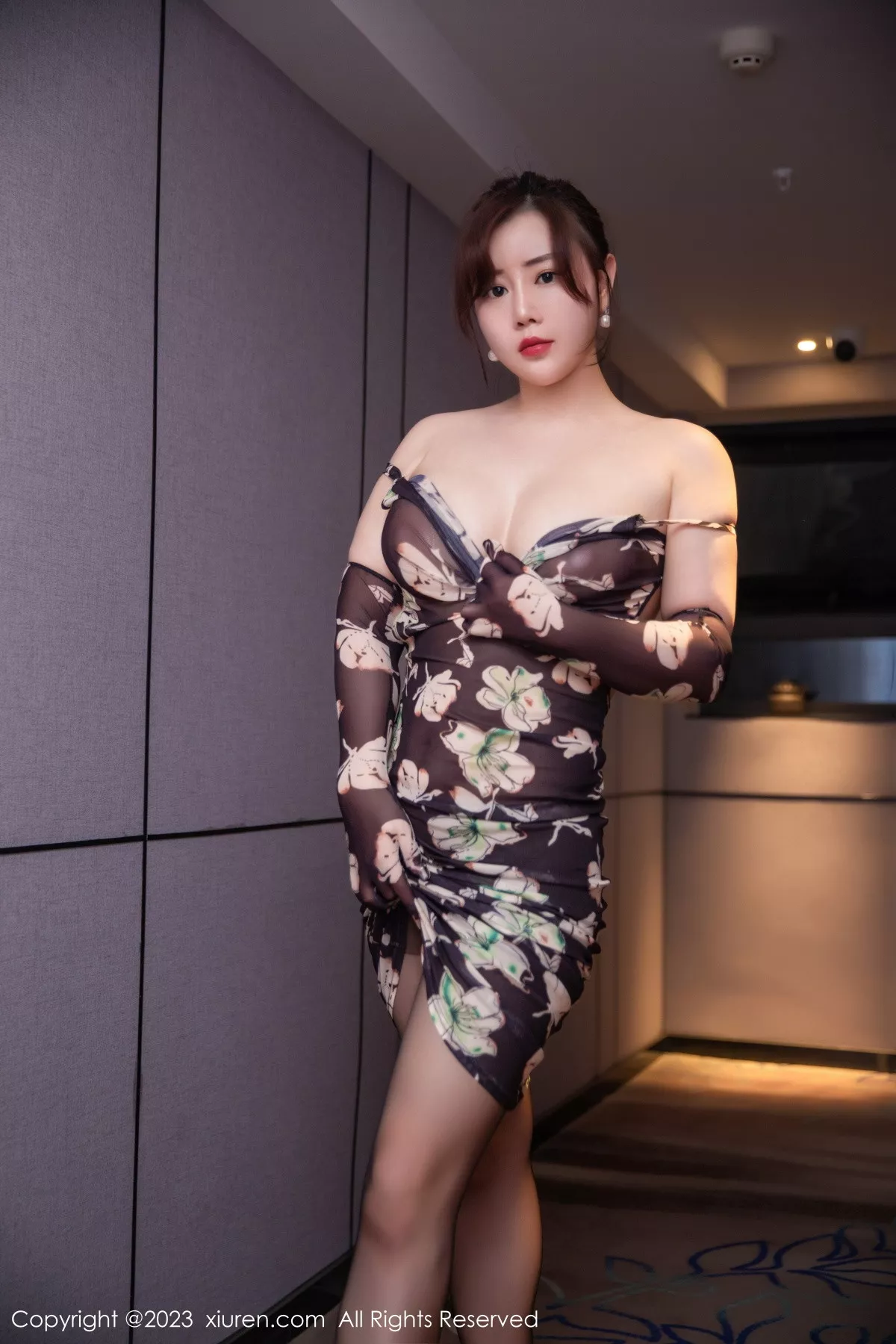 秀人集.com_[XiuRen秀人网]No.6265_模特王婉悠Queen性感深褐色连衣长裙真空秀惹火身材诱惑写真50P