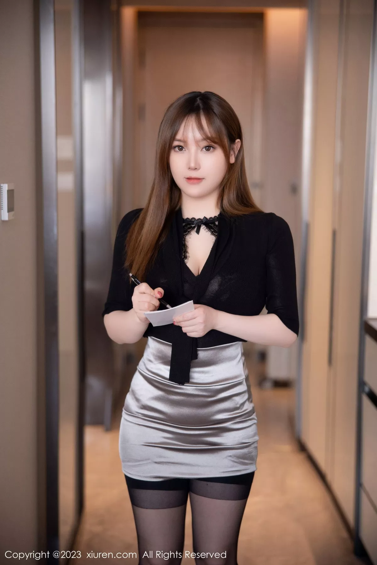 秀人集.com_[XiuRen秀人网]No.6269_模特豆瓣酱黑色上衣配灰短裙露黑色蕾丝内衣秀丰满身材诱惑写真88P