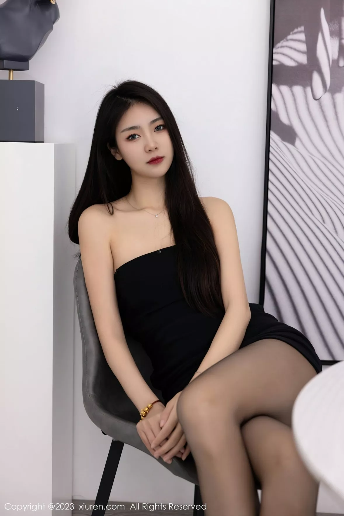 秀人集.com_[XiuRen秀人网]No.6275_模特可乐Vicky黑色露肩连衣短裙配超薄黑丝秀苗条身材性感写真60P