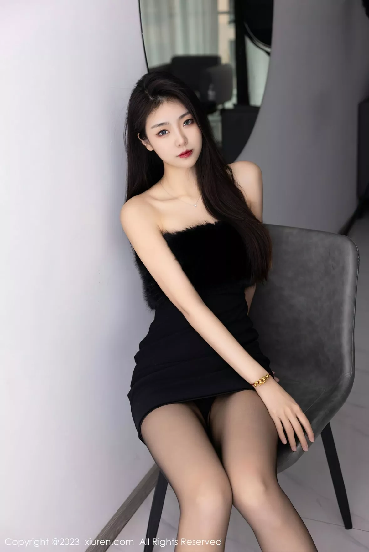 秀人集.com_[XiuRen秀人网]No.6275_模特可乐Vicky黑色露肩连衣短裙配超薄黑丝秀苗条身材性感写真60P