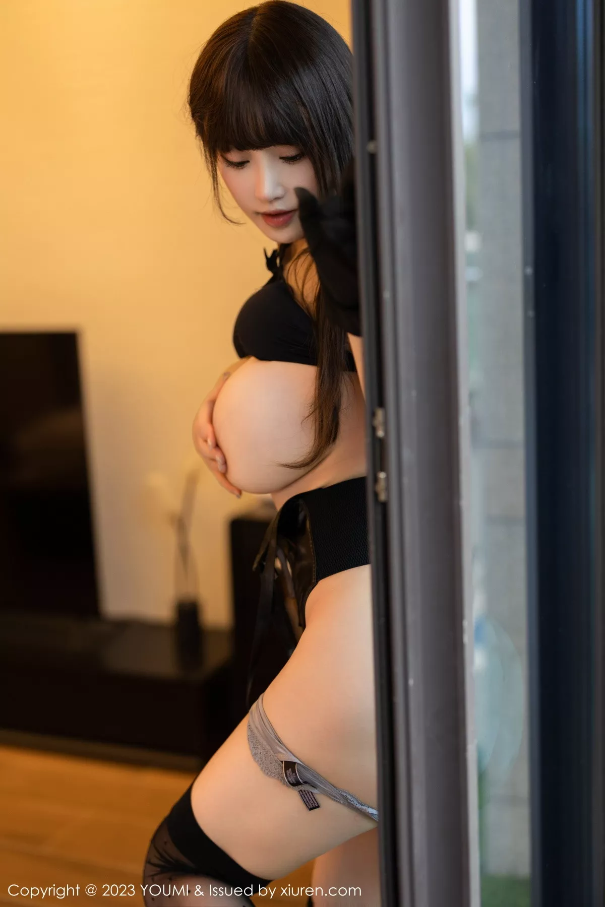 秀人集.com_[YouMi尤蜜荟]Vol.893_女神朱可儿Flora女警制服白T配皮短裤露黑色内衣丰满诱惑写真80P