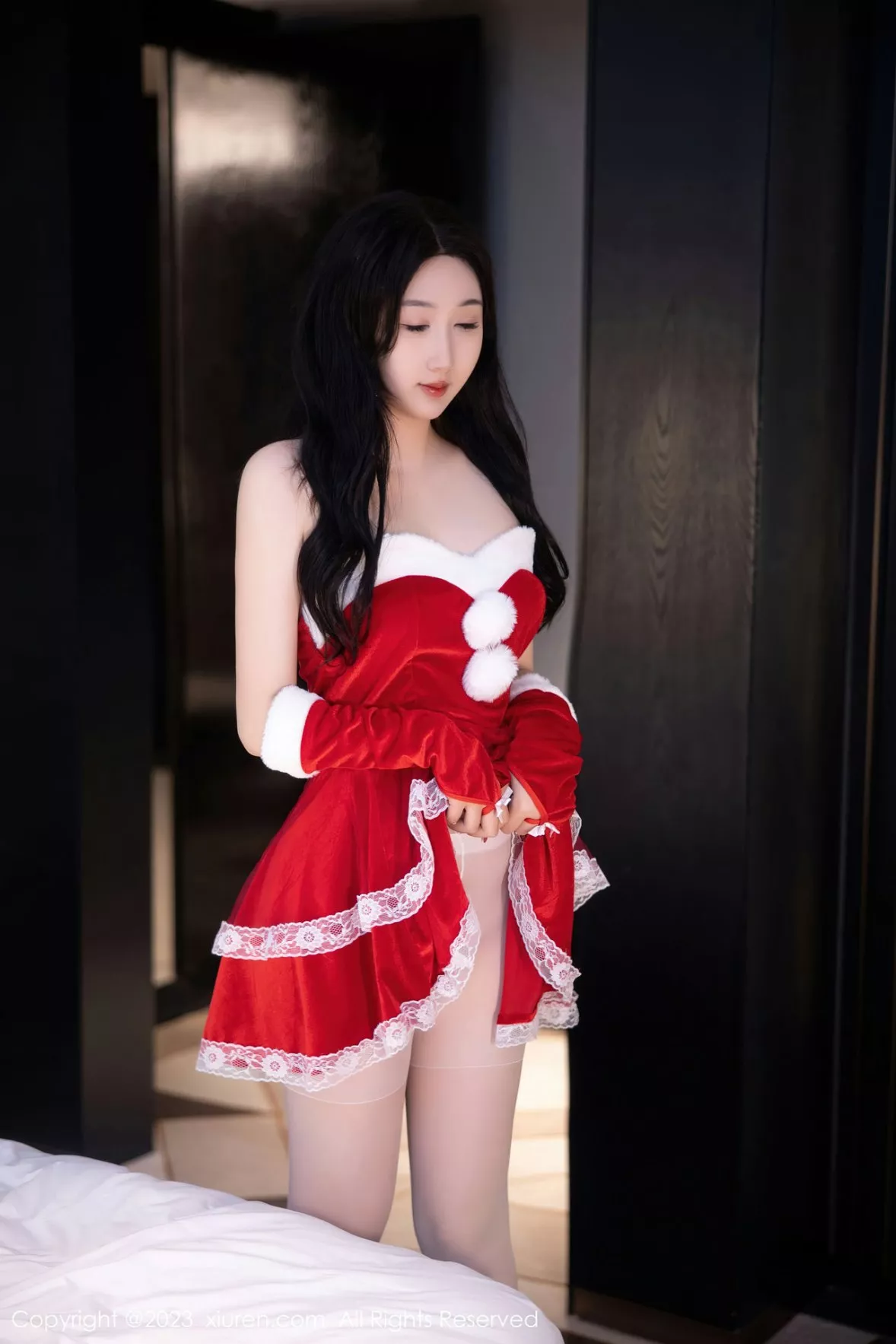 秀人集.com_[XiuRen秀人网]No.6163_模特江真真性感红色贺新年服配白色蕾丝袜秀白嫩美腿迷人写真87P