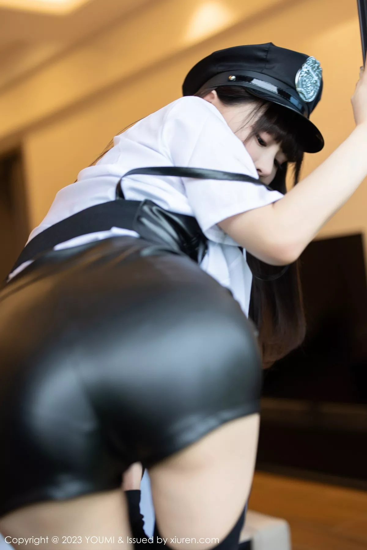 秀人集.com_[YouMi尤蜜荟]Vol.893_女神朱可儿Flora女警制服白T配皮短裤露黑色内衣丰满诱惑写真80P