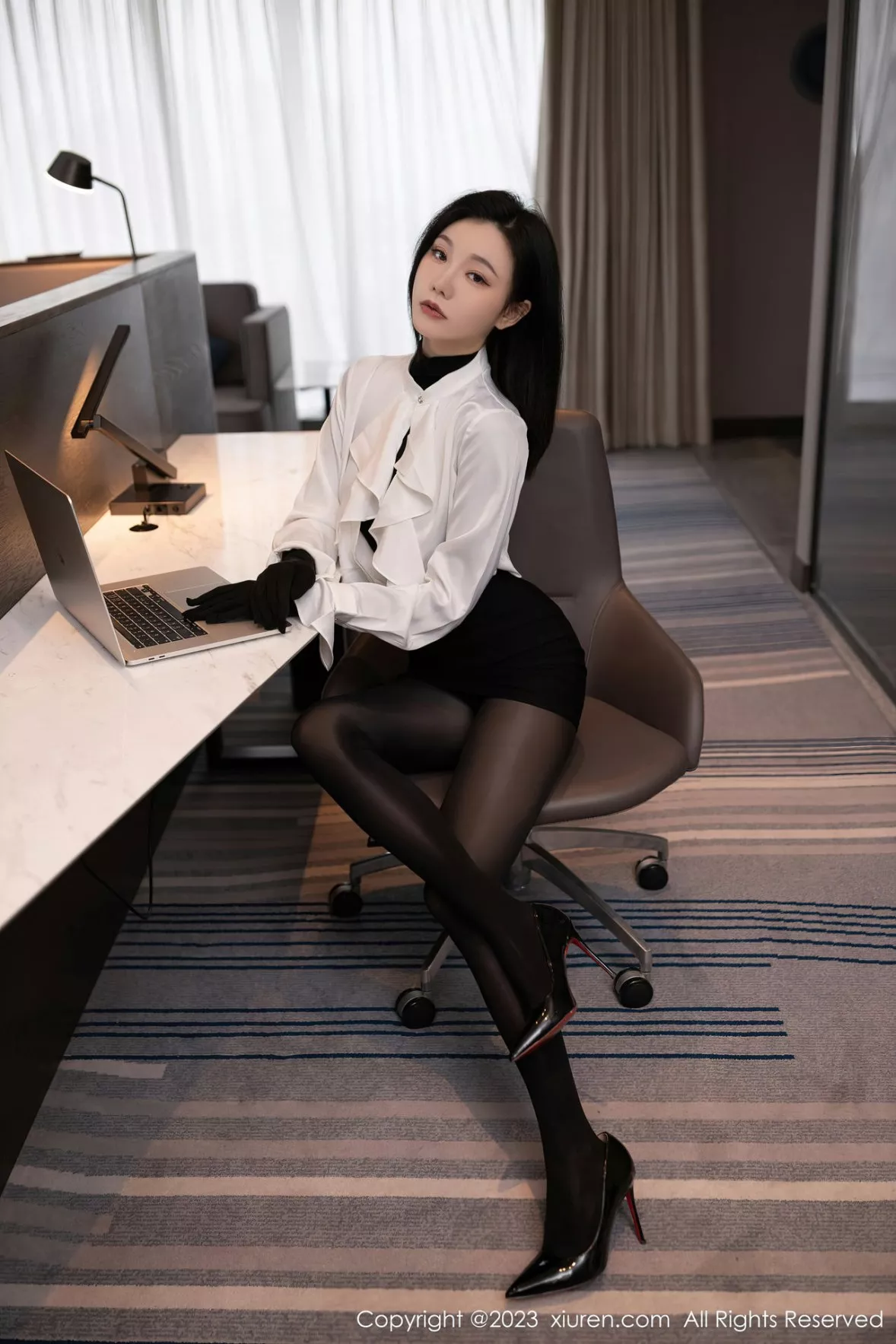 秀人集.com_[XiuRen秀人网]No.6185_模特安然anran秘书角色黑色缕空连衣裙+黑色轻透连体衣诱惑写真83P