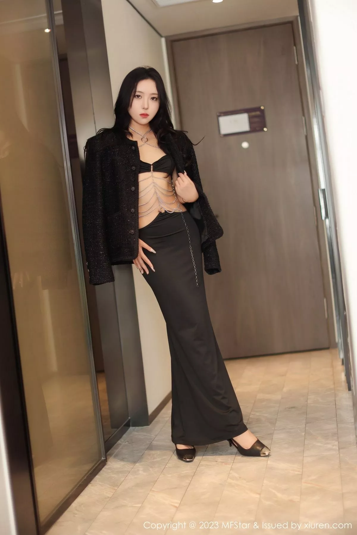 秀人集.com_[MFStar模范学院]Vol.583_模特露露luncy性感黑色服饰配黑色长裙秀丰腴身姿迷人诱惑写真73P