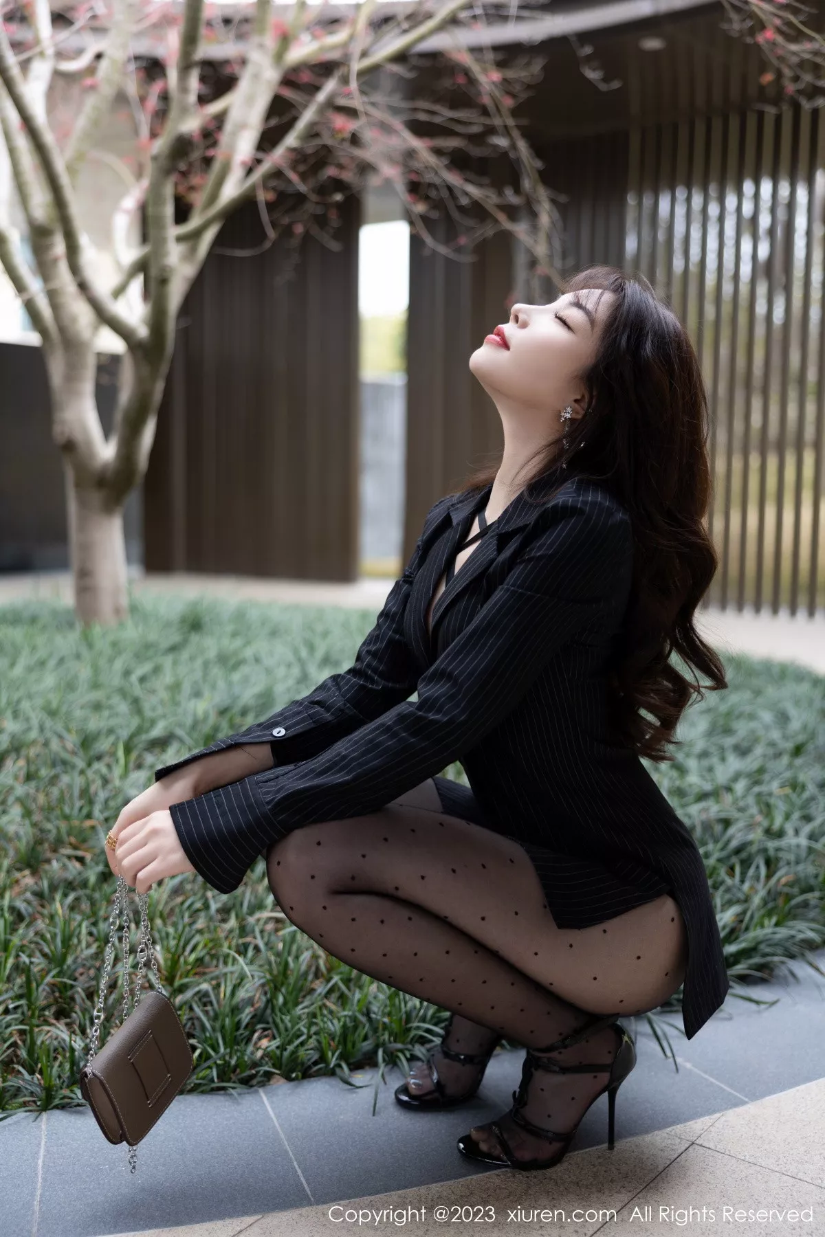 秀人集.com_[XiuRen秀人网]No.6191_女神徐莉芝Booty黑色条纹上衣配圆点黑丝秀曼妙身姿诱惑写真92P