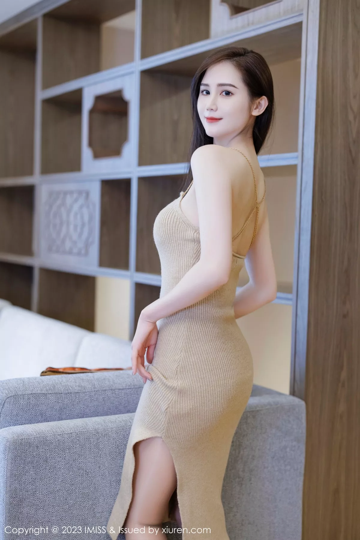 秀人集.com_[IMISS爱蜜社]Vol.714_气质女神SISY思脱性感驼色吊带裙露橙色内衣原色丝袜诱惑写真48P