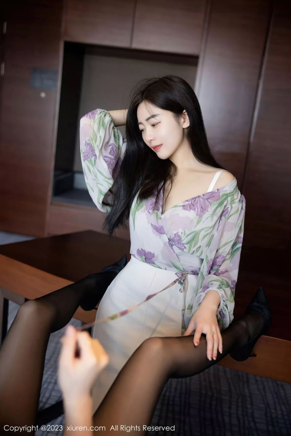 秀人集.com_[XiuRen秀人网]No.6279_新人模特星子柒kiki组合拍摄半脱露白色内衣配原色丝袜性感写真111P