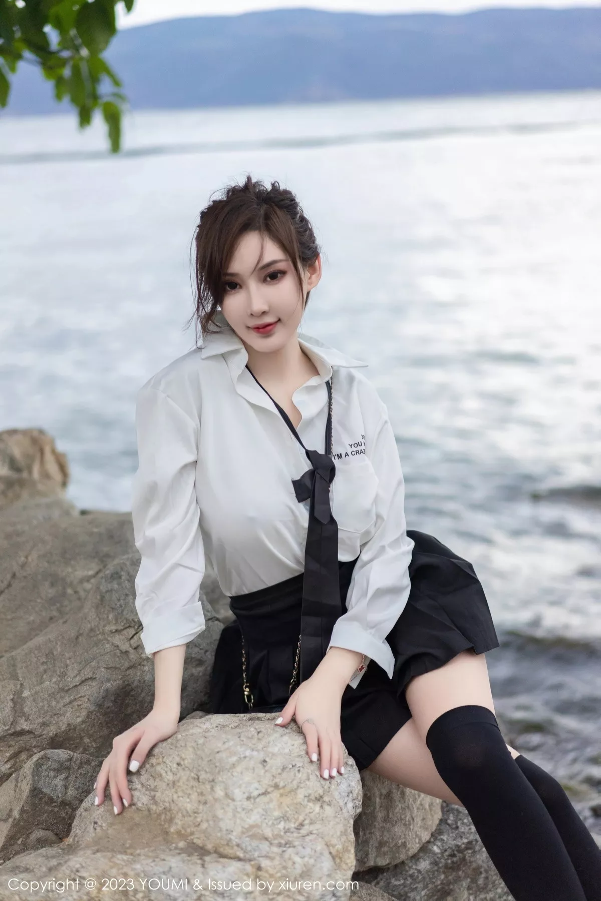 秀人集.com_[YouMi尤蜜荟]Vol.903_女神Carol周妍希大理旅拍性感白T配黑短裙秀完美身材迷人写真100P