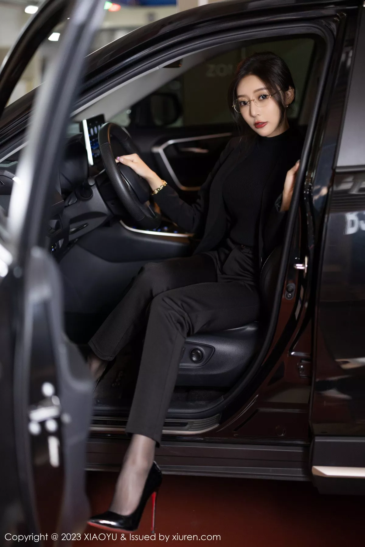 秀人集.com_[XiaoYu画语界]Vol.974_女神王馨瑶yanni性感黑色Ol装露黑色蕾丝内衣超薄黑丝诱惑写真93P