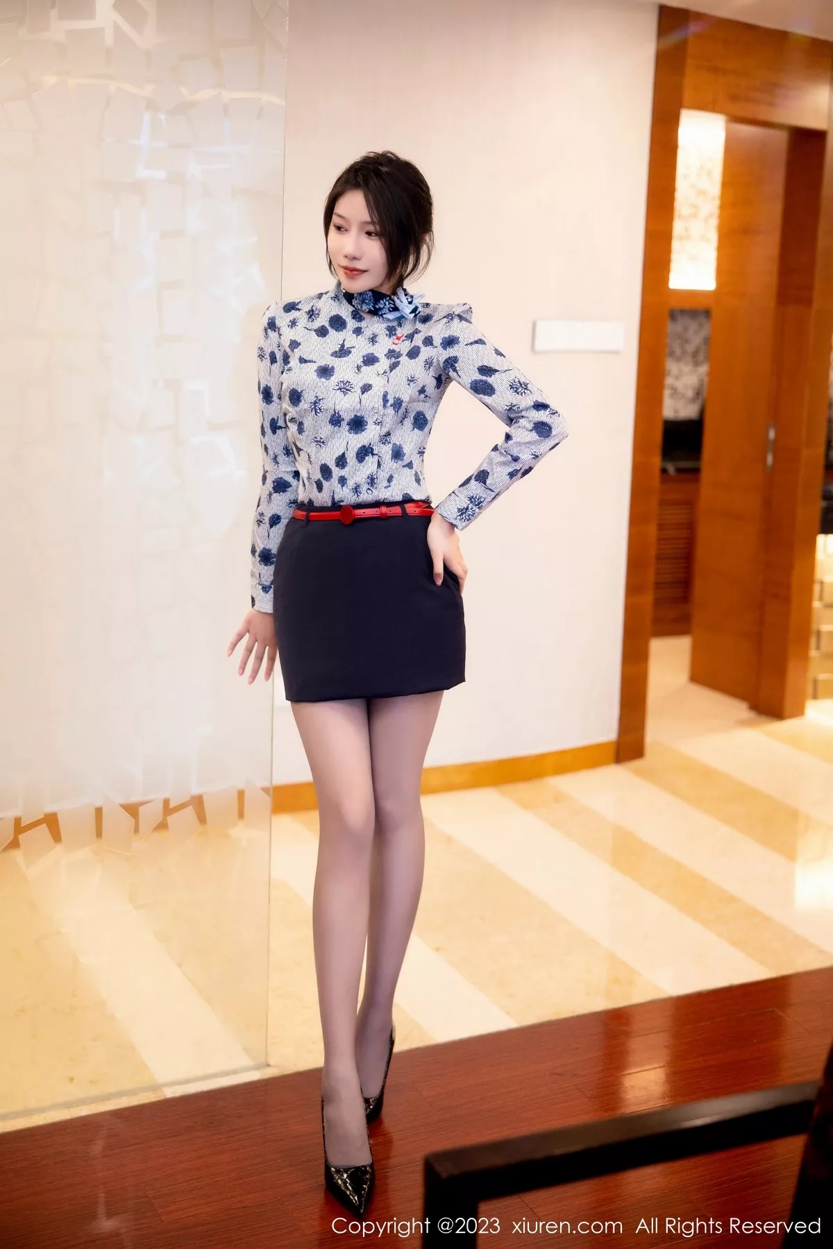 秀人集.com_[XiuRen秀人网]No.6338_新人模特王楚璇脱空姐制服露黑色蕾丝内衣配超薄灰丝诱惑写真56P