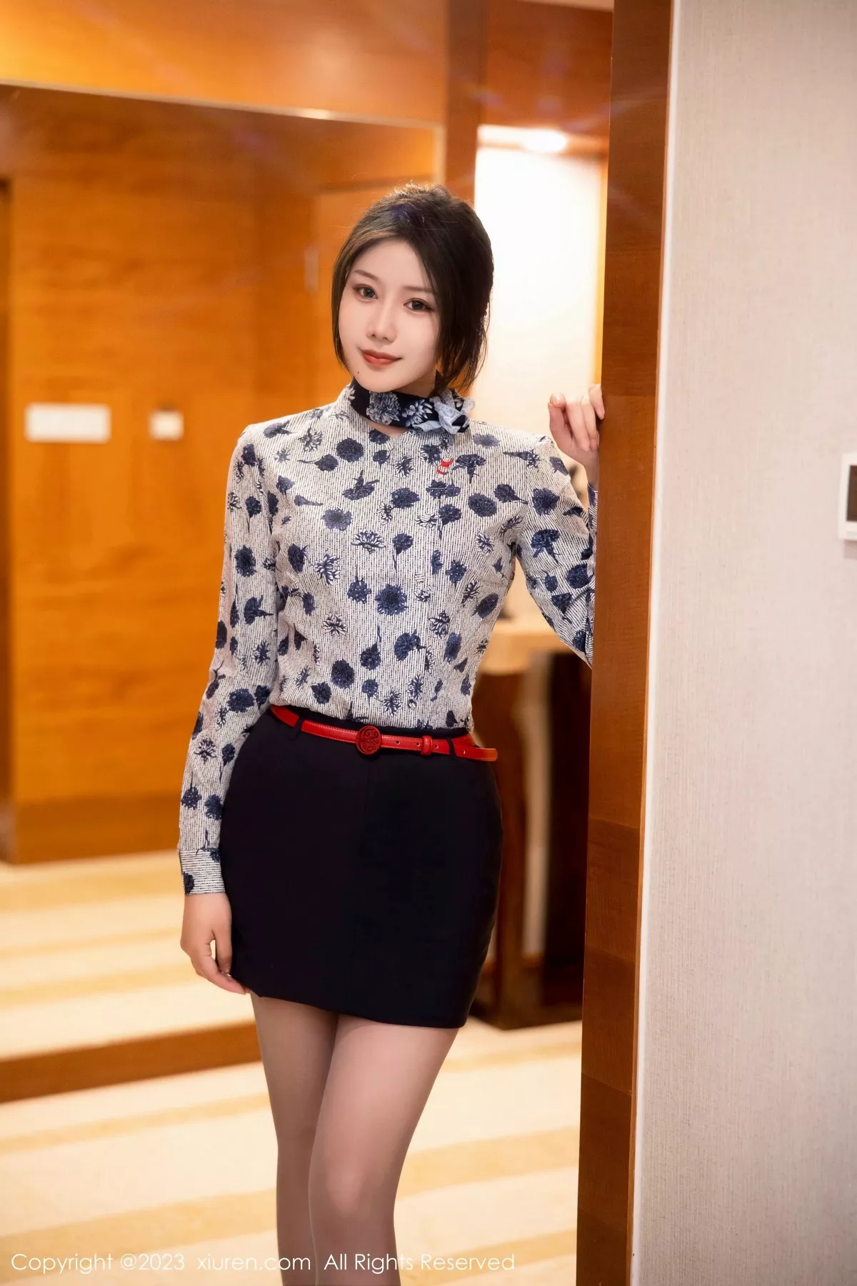 秀人集.com_[XiuRen秀人网]No.6338_新人模特王楚璇脱空姐制服露黑色蕾丝内衣配超薄灰丝诱惑写真56P