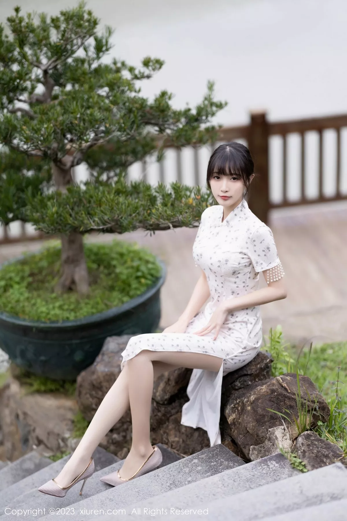 秀人集.com_[XiuRen秀人网]No.6346_模特林星阑海南旅拍性感浅色短款旗袍露浅粉色蕾丝内衣迷人写真85P