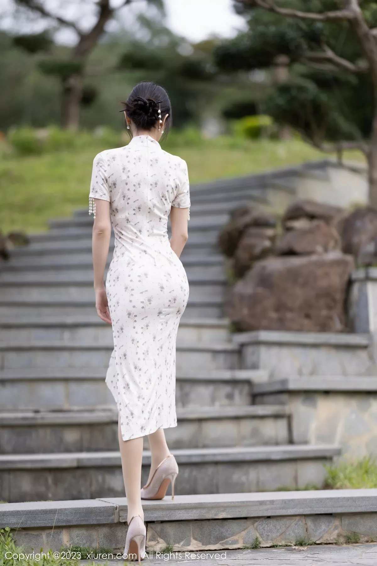 秀人集.com_[XiuRen秀人网]No.6346_模特林星阑海南旅拍性感浅色短款旗袍露浅粉色蕾丝内衣迷人写真85P