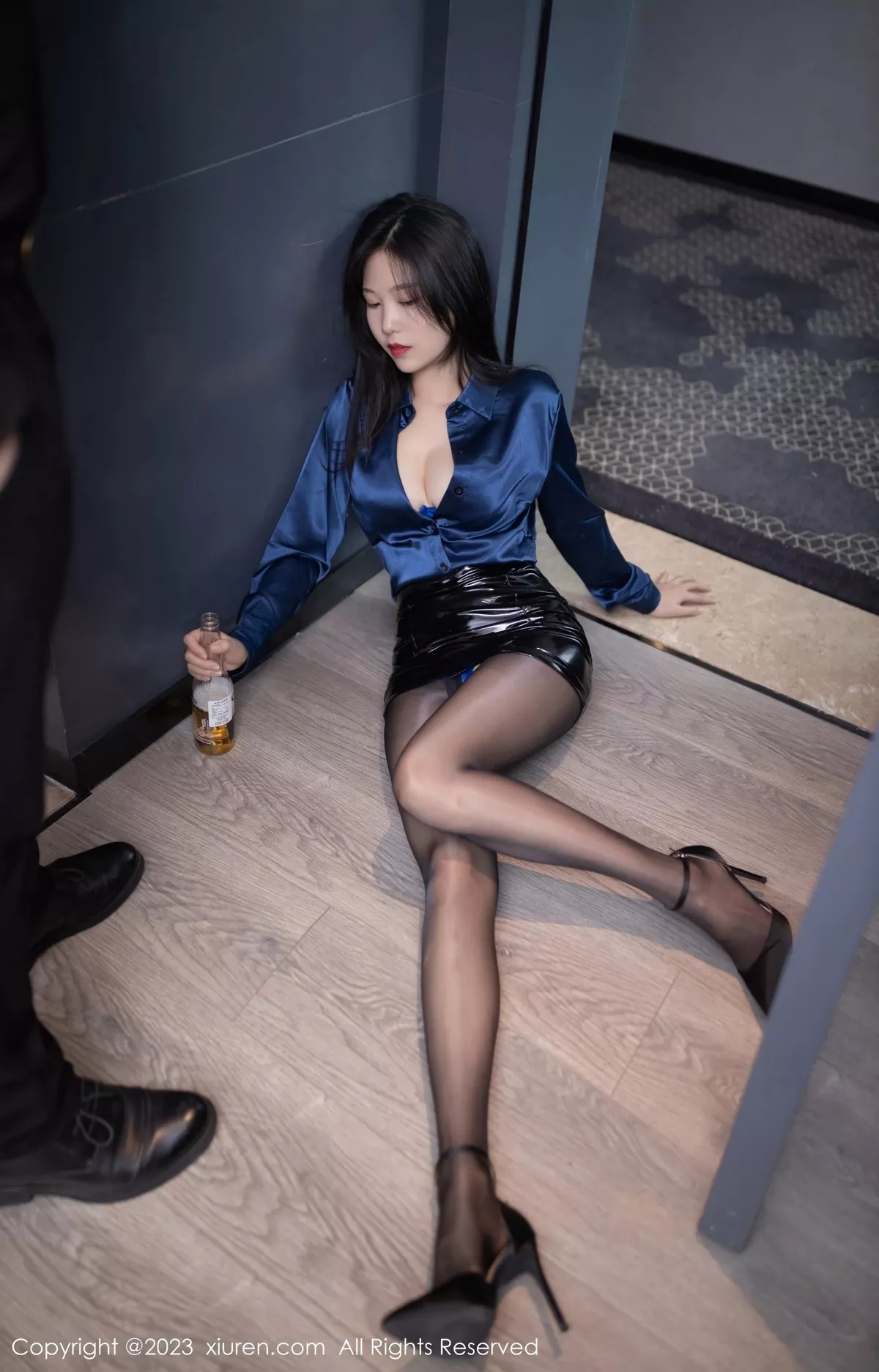 秀人集.com_[XiuRen秀人网]No.6345_模特利世醉酒主题性感蓝T配黑皮裙露蓝色蕾丝内衣惹火诱惑写真83P