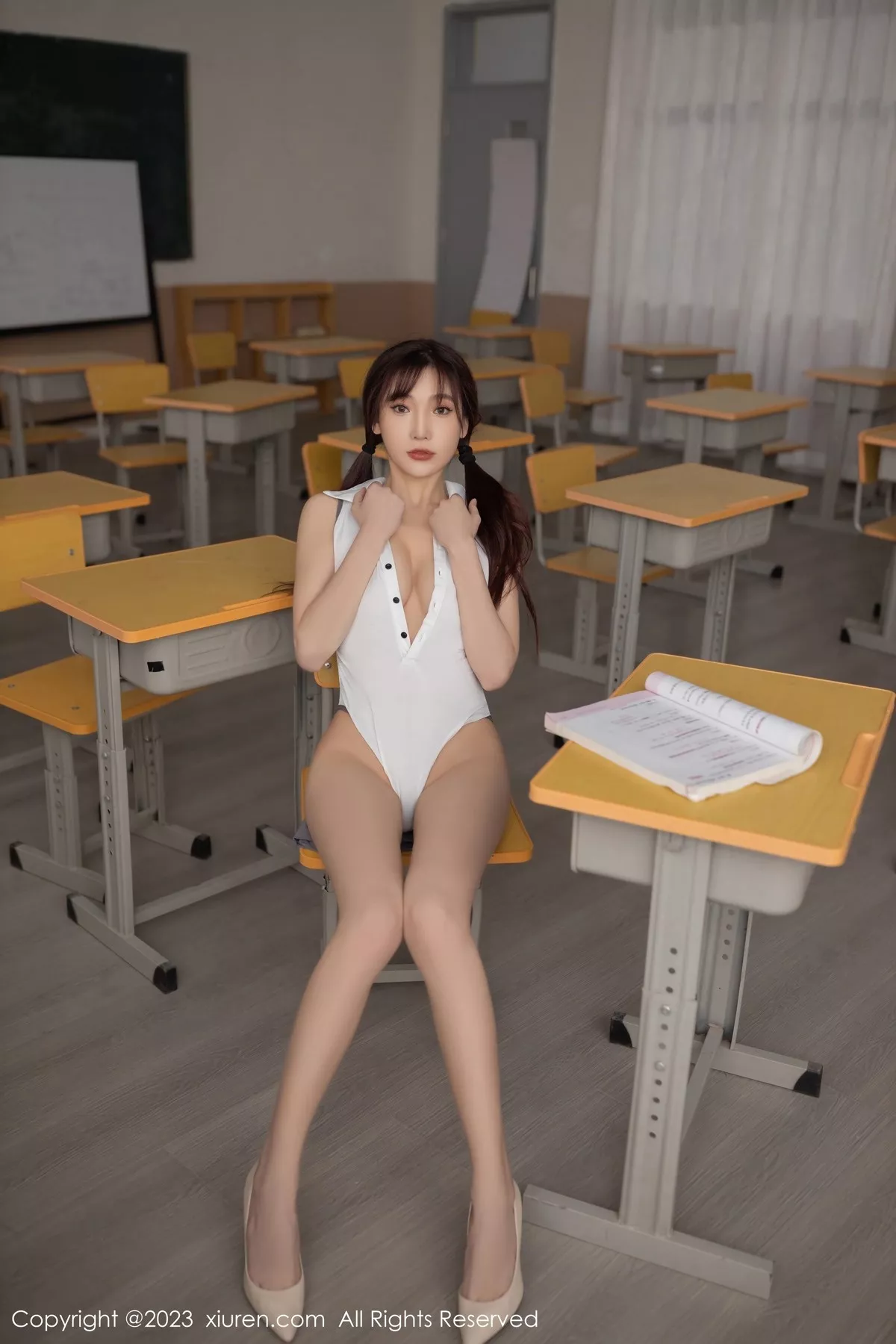 秀人集.com_[XiuRen秀人网]No.6353_女神陆萱萱教室场景学生角色白色上衣配灰色短裙迷人诱惑写真81P