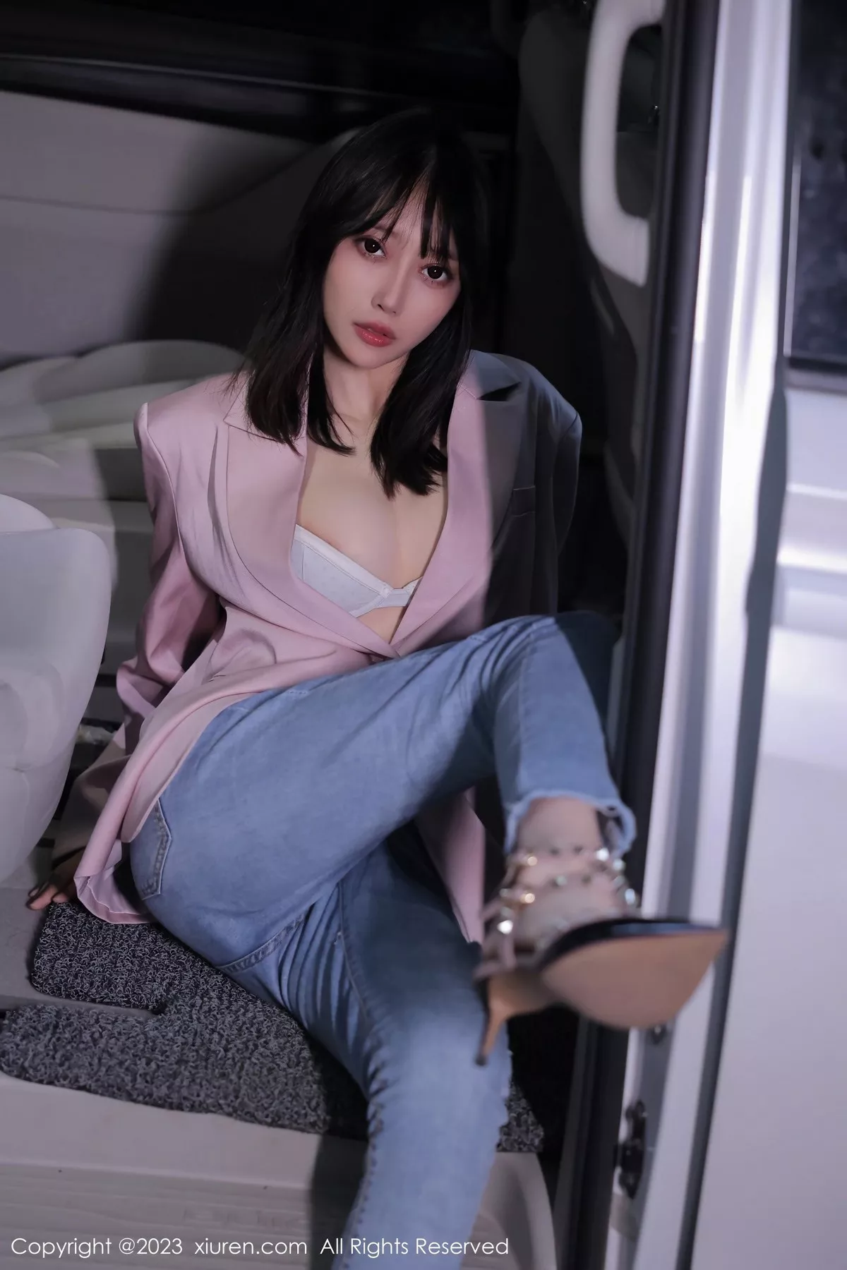 秀人集.com_[XiuRen秀人网]No.6355_模特玥儿玥er万宁旅拍粉灰色上衣配牛仔裤露白色内衣诱惑写真55P