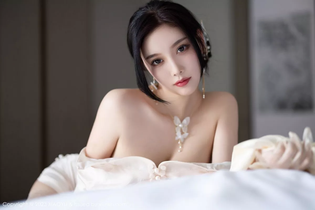 秀人集.com_[XiaoYu画语界]Vol.978_女神杨晨晨Yome性感白色典雅旗袍配白丝袜秀丰腴身材诱惑写真85P