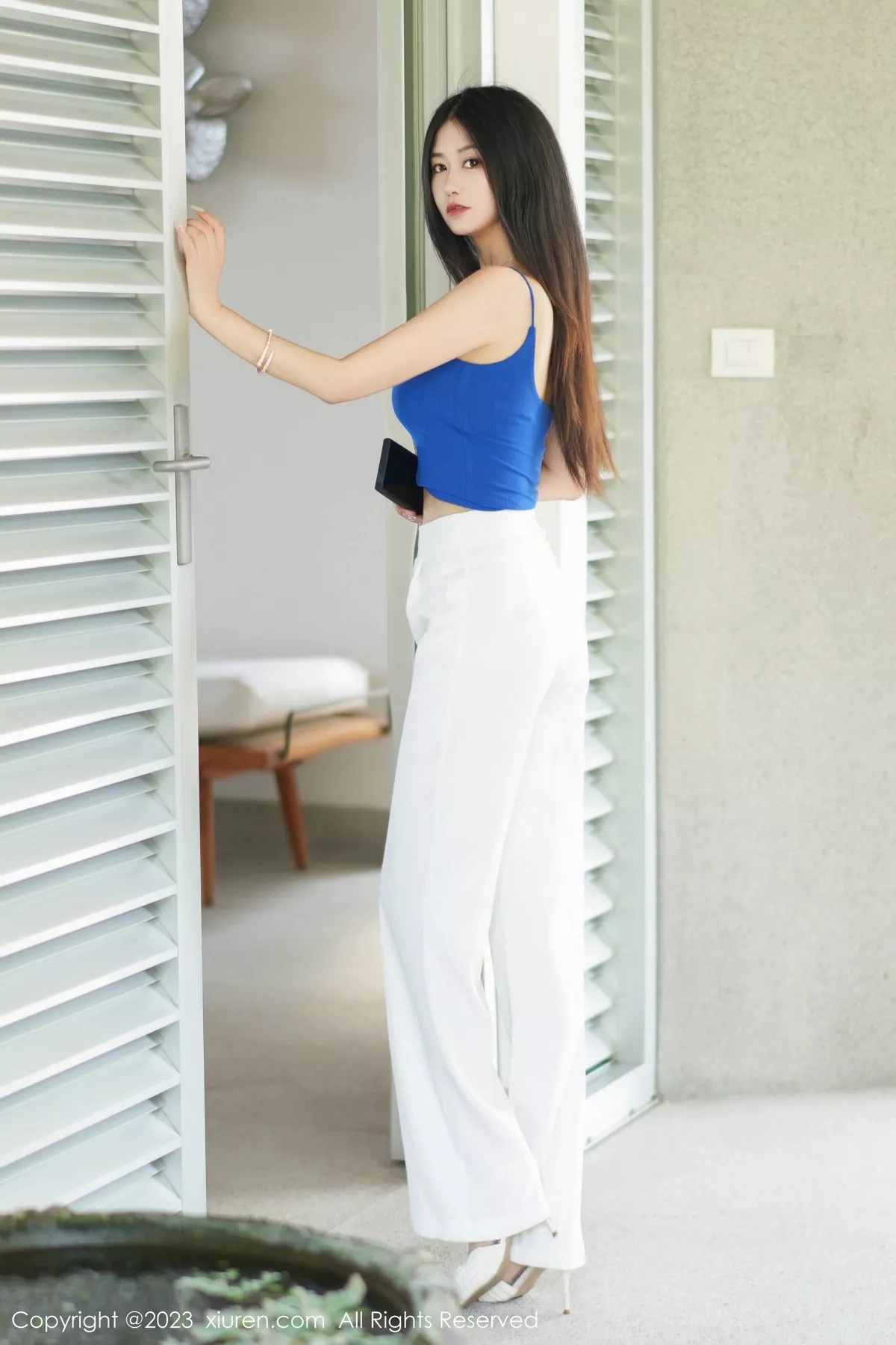 秀人集.com_[XiuRen秀人网]No.6359_模特laura阿姣蓝色短款上衣配白色长裤半脱秀丰满身材诱惑写真68P