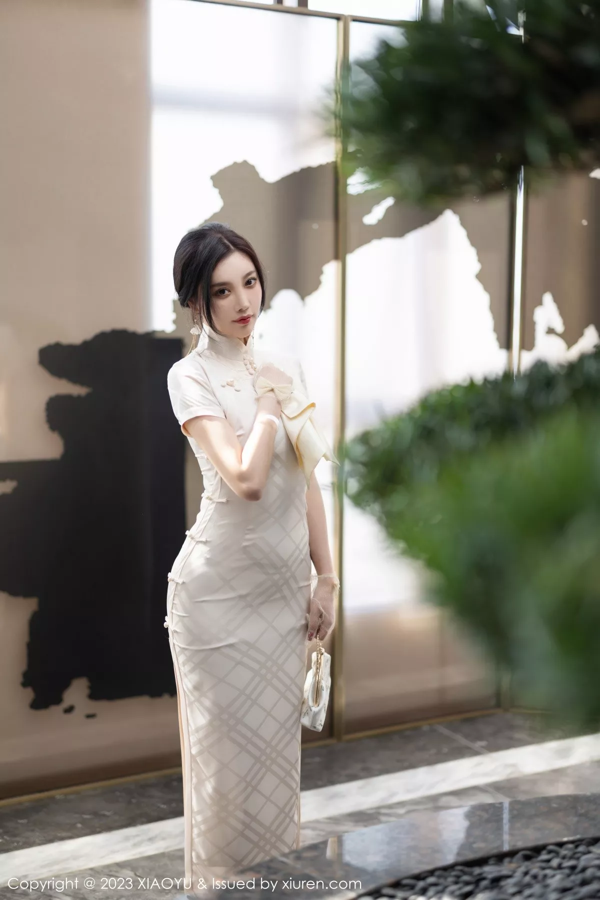 秀人集.com_[XiaoYu画语界]Vol.978_女神杨晨晨Yome性感白色典雅旗袍配白丝袜秀丰腴身材诱惑写真85P