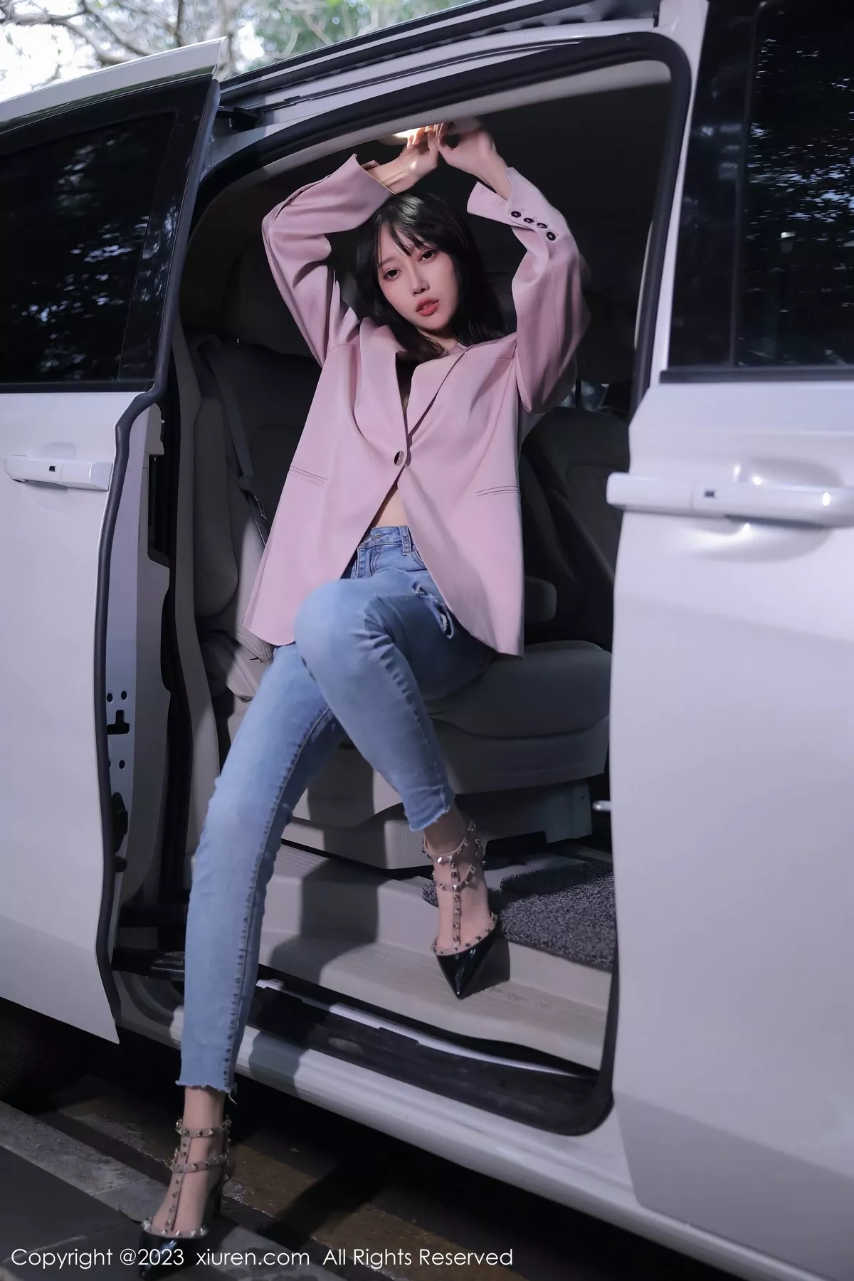 秀人集.com_[XiuRen秀人网]No.6355_模特玥儿玥er万宁旅拍粉灰色上衣配牛仔裤露白色内衣诱惑写真55P