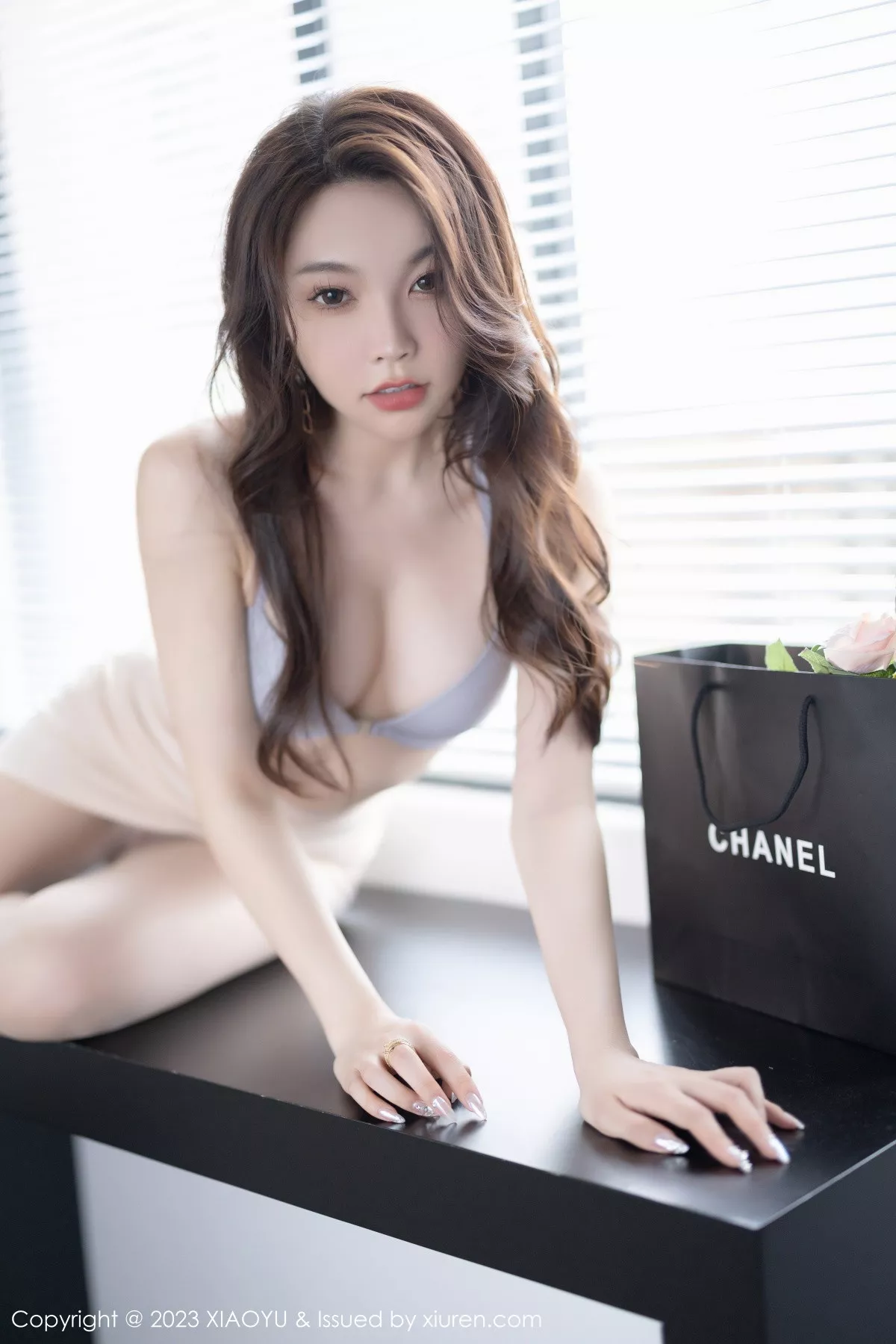 秀人集.com_[XiaoYu画语界]Vol.969_女神徐莉芝Booty脱浅色上衣露性感蓝色内衣配超薄肉丝诱惑写真82P