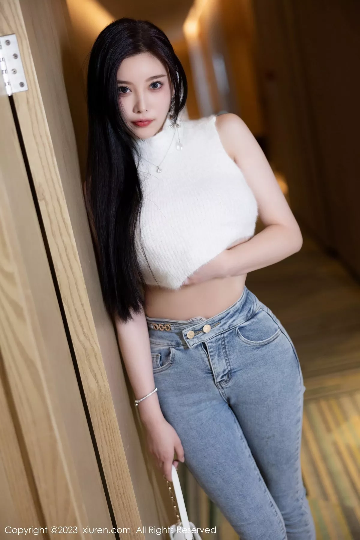 秀人集.com_[XiuRen秀人网]No.6377_女神杨晨晨Yome白色短款上衣配牛仔裤秀丰腴身材完美诱惑写真80P