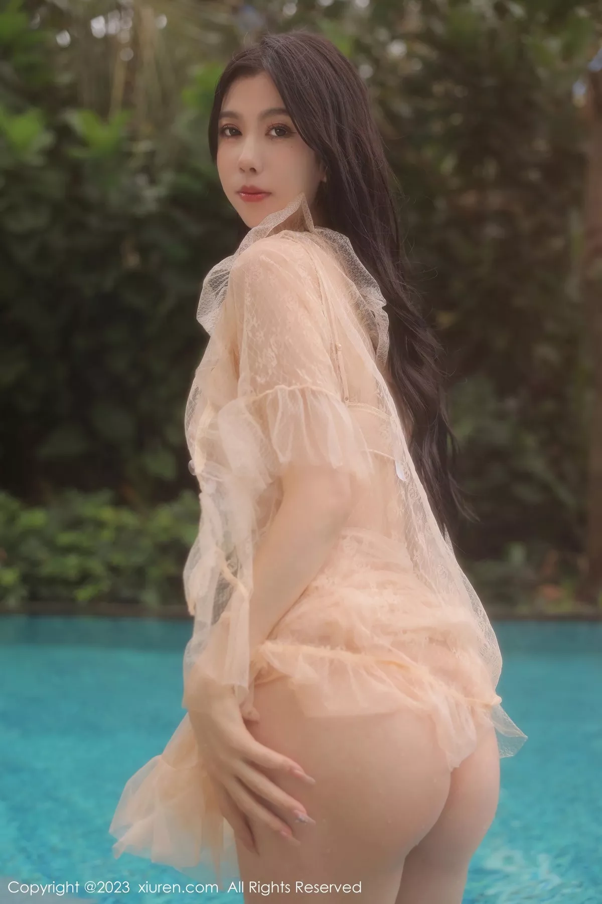 秀人集.com_[XiuRen秀人网]No.6370_模特李雅柔泳池场景性感浅色薄透连衣长裙秀完美身材诱惑写真55P