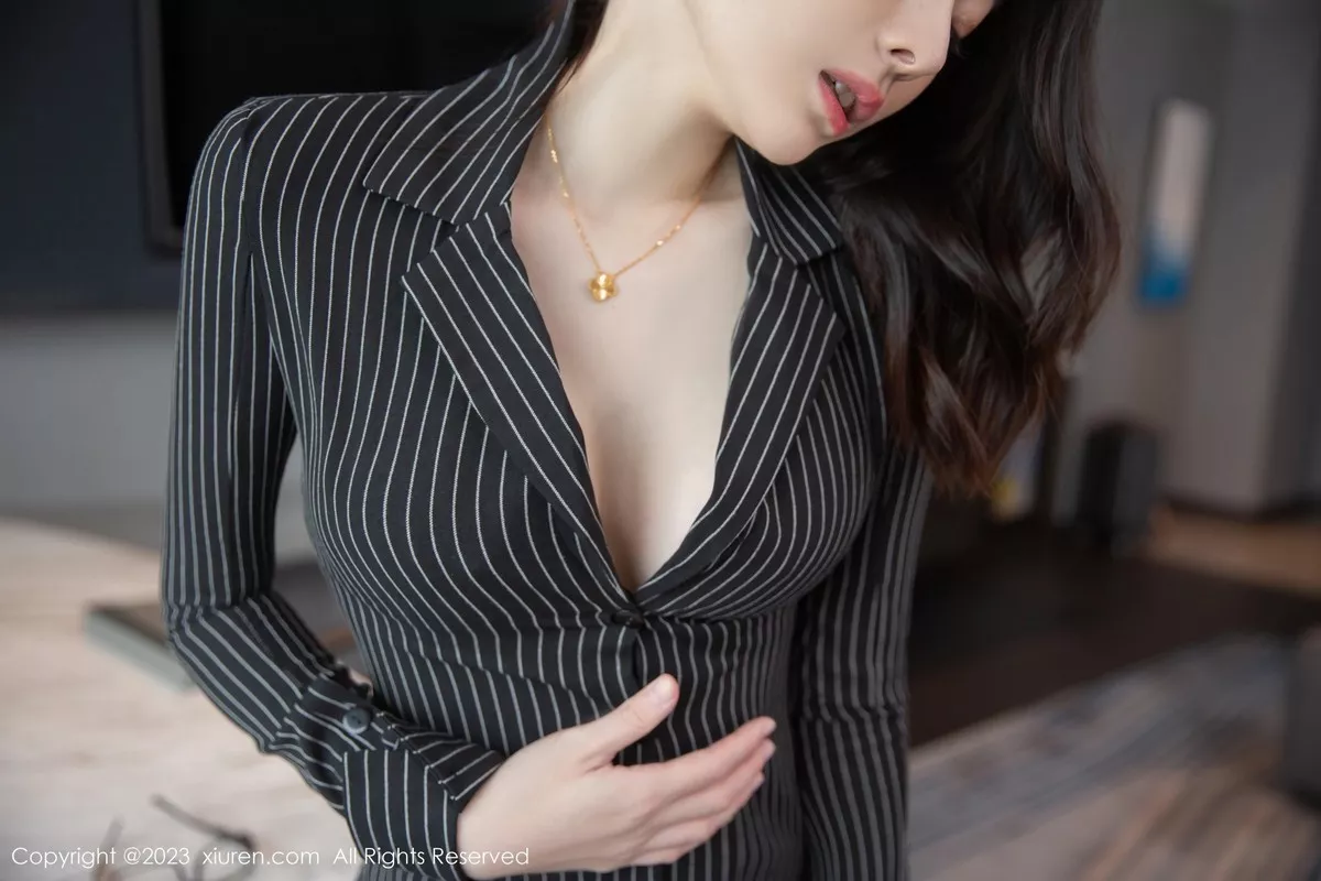 秀人集.com_[XiuRen秀人网]No.6376_模特是小逗逗脱黑色条纹衬衣露黑色网纱轻透内衣迷人诱惑写真80P