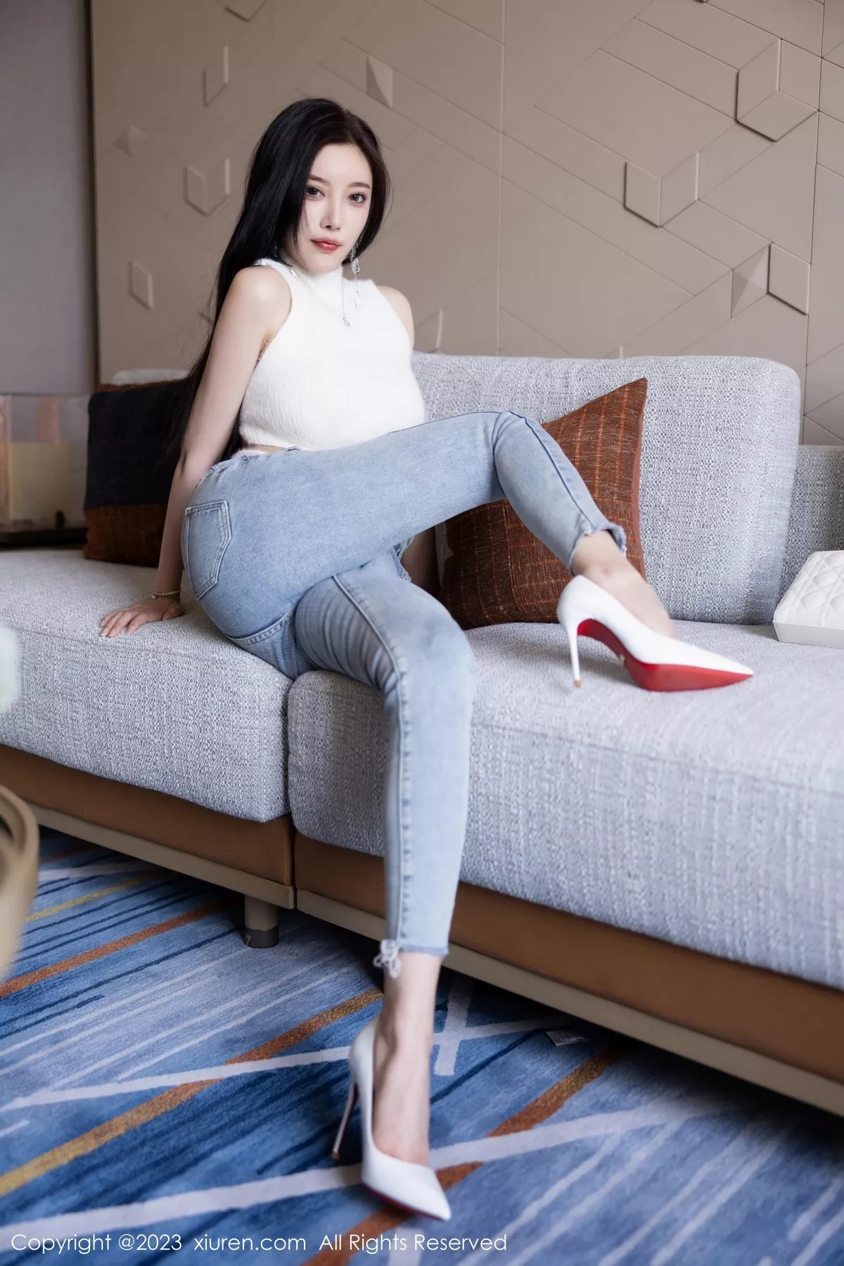 秀人集.com_[XiuRen秀人网]No.6377_女神杨晨晨Yome白色短款上衣配牛仔裤秀丰腴身材完美诱惑写真80P