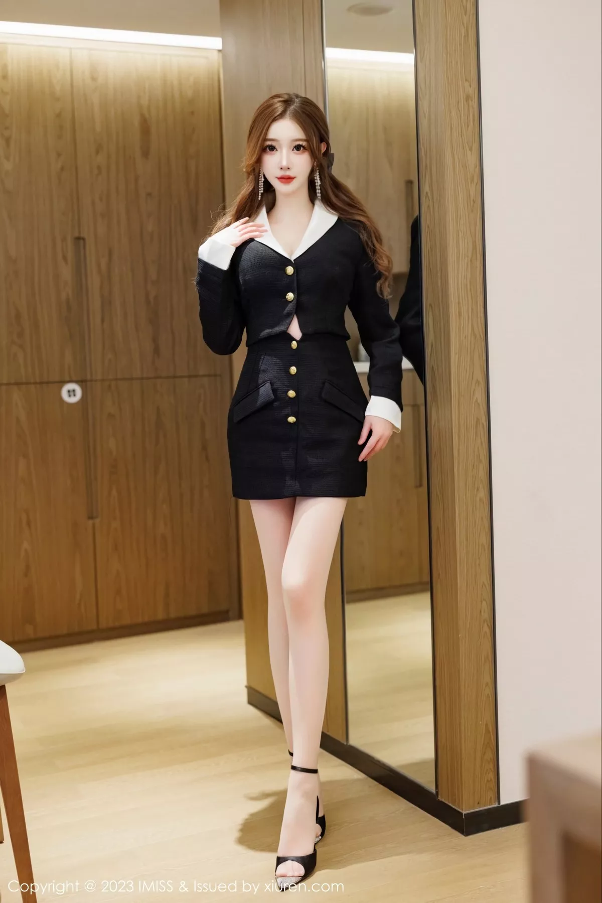 秀人集.com_[IMISS爱蜜社]Vol.721_模特LindaLinda性感深蓝制服半脱露红色内衣秀丰满身材诱惑写真41P