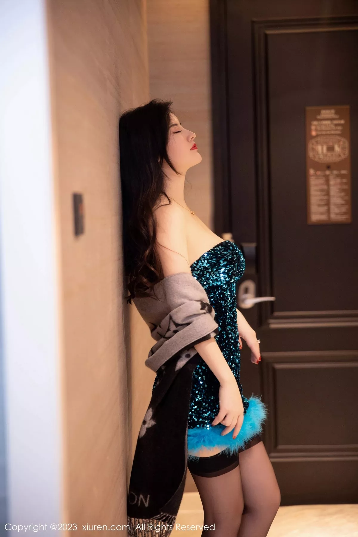 秀人集.com_[XiuRen秀人网]No.6384_模特诗诗kiki性感蓝黑露肩连衣短裙露黑色蕾丝内衣惹火诱惑写真86P