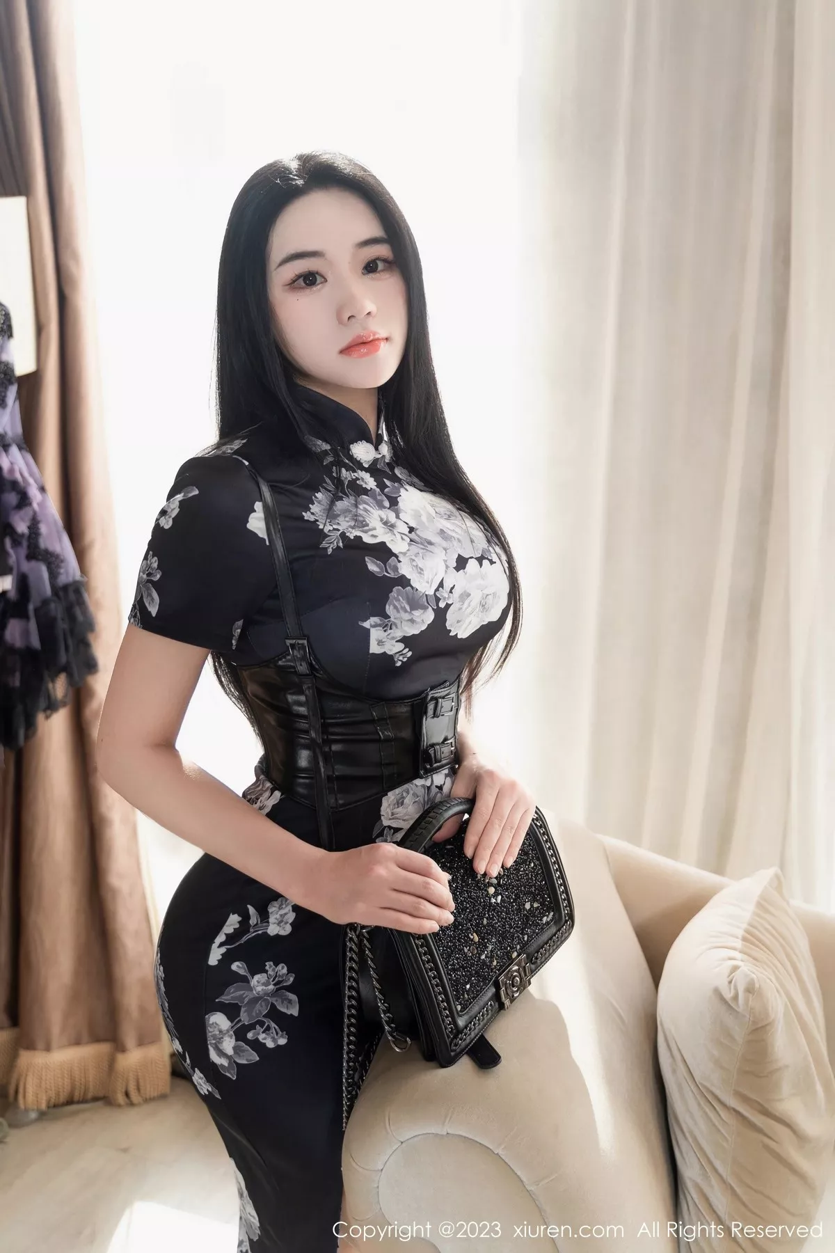 秀人集.com_[XiuRen秀人网]No.6379_模特汐汐爱吃草莓性感黑白色上衣配开档肉丝秀完美身材诱惑写真62P