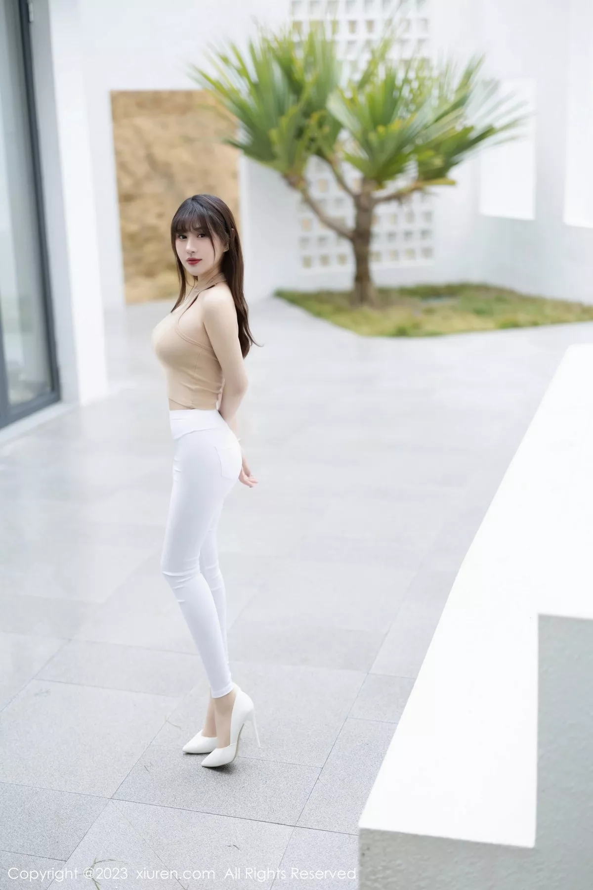 秀人集.com_[XiuRen秀人网]No.6388_模特张欣欣海南岛旅拍脱白色长裤露超薄无内肉丝撩人诱惑写真80P