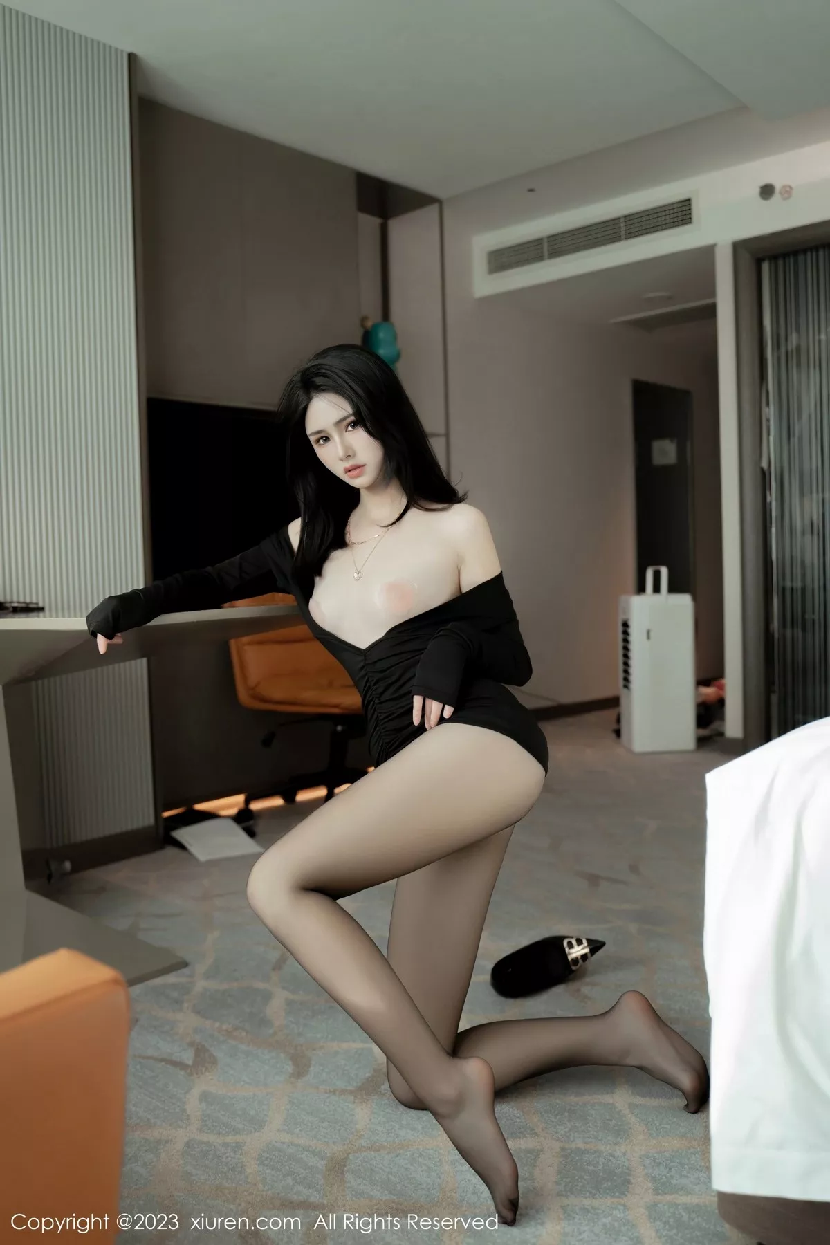 秀人集.com_[XiuRen秀人网]No.6385_模特艾希儿性感黑色开胸服饰配超薄无内黑丝秀曼妙身姿诱惑写真81P