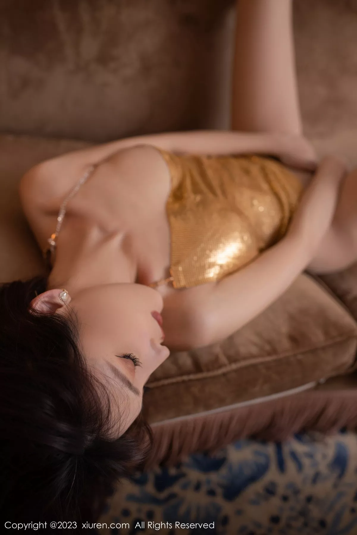 秀人集.com_[XiuRen秀人网]No.6390_模特陆萱萱性感金色吊带短裙搭配原色丝袜秀曼妙身姿诱惑写真80P