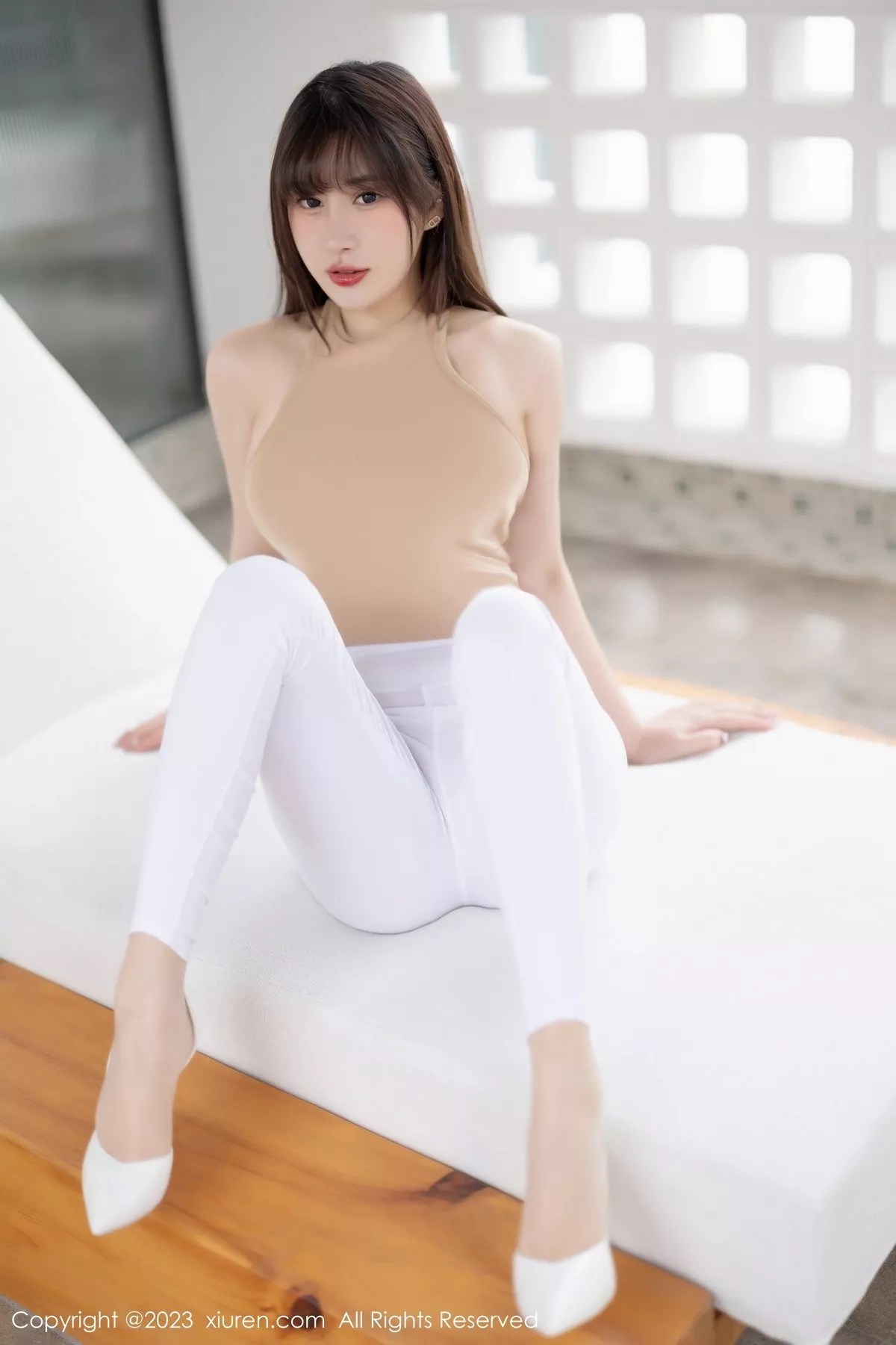 秀人集.com_[XiuRen秀人网]No.6388_模特张欣欣海南岛旅拍脱白色长裤露超薄无内肉丝撩人诱惑写真80P