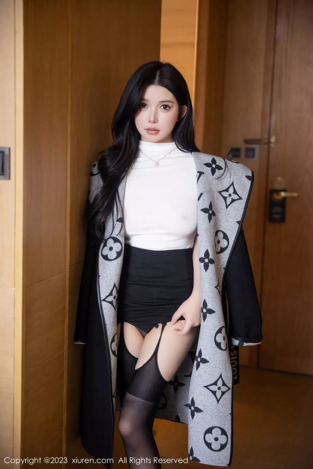 秀人集.com_[XiuRen秀人网]No.6394_模特林珊珊白色轻透上衣配黑短裙魅惑黑丝秀曼妙身姿迷人写真103P