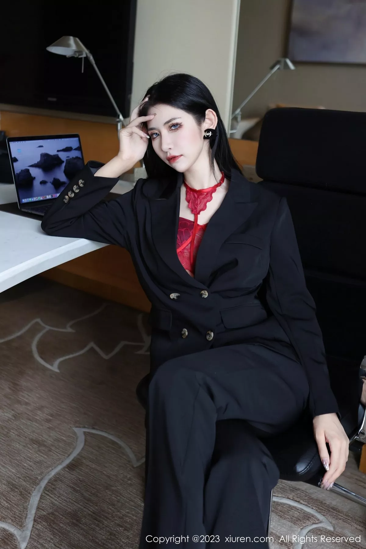 秀人集.com_[XiuRen秀人网]No.6402_新人依娜Yina脱深色西服露红色蕾丝内衣秀曼妙身姿诱惑写真112P
