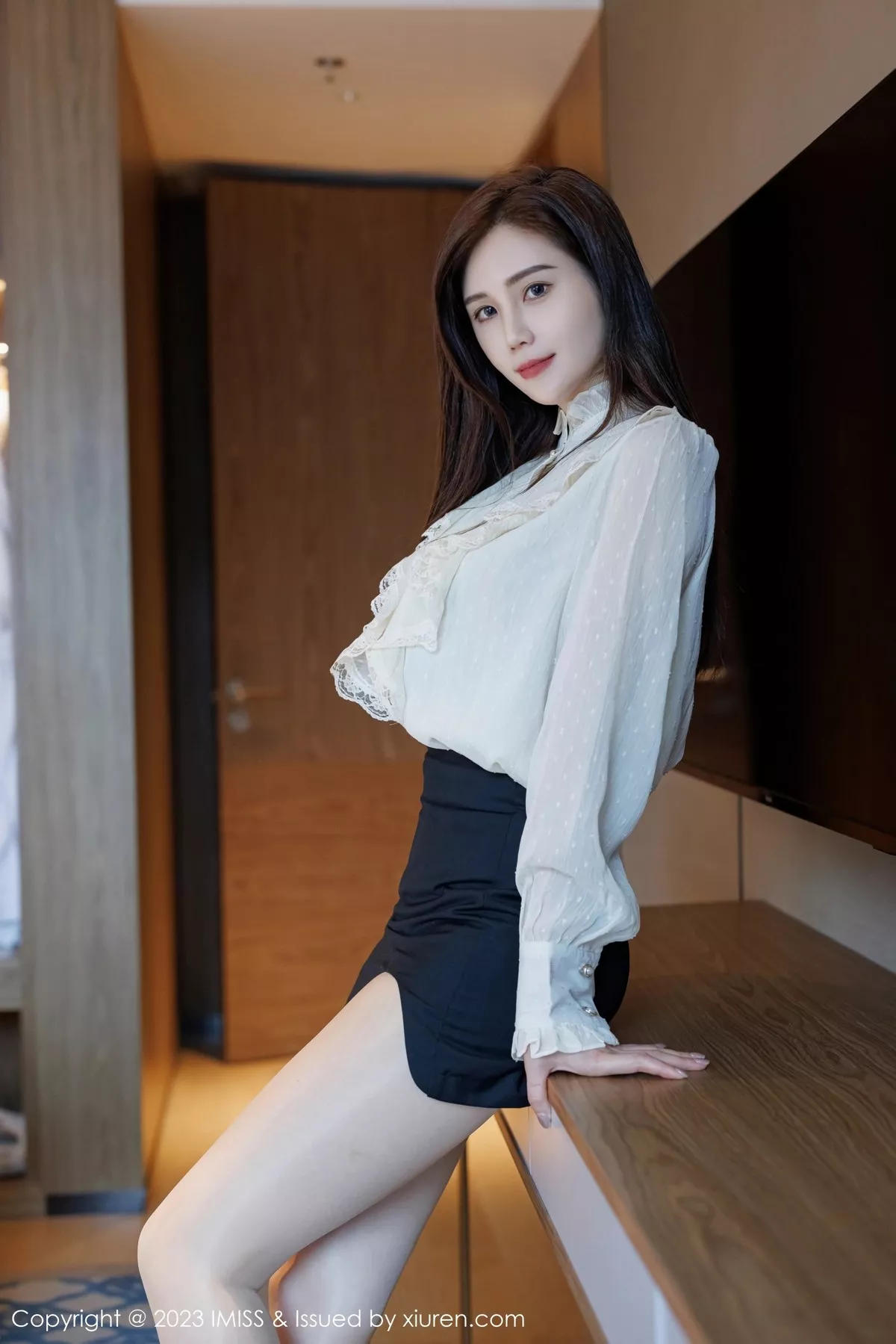 秀人集.com_[IMISS爱蜜社]Vol.722_模特SISY思性感白T配黑短裙露红色内衣配超薄肉丝迷人诱惑写真50P