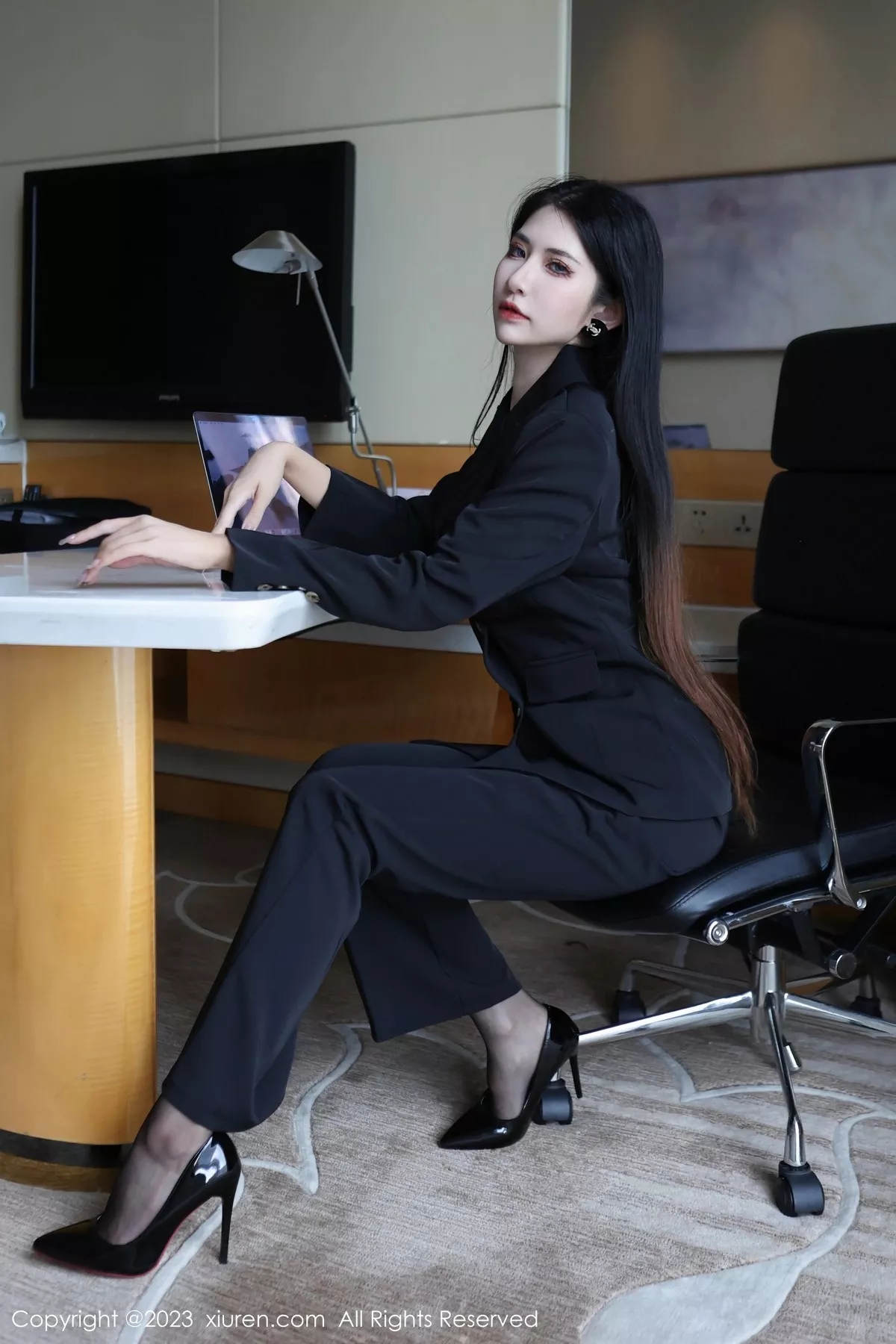 秀人集.com_[XiuRen秀人网]No.6402_新人依娜Yina脱深色西服露红色蕾丝内衣秀曼妙身姿诱惑写真112P