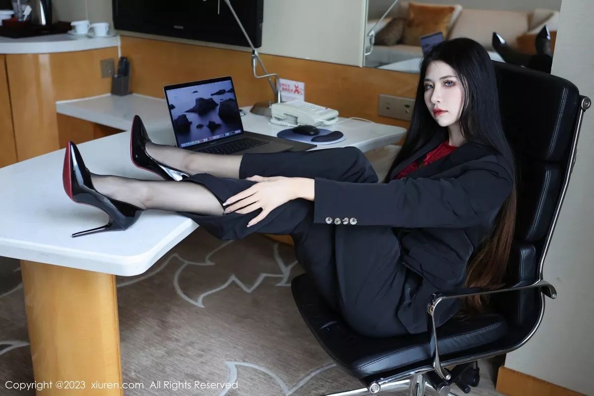 秀人集.com_[XiuRen秀人网]No.6402_新人依娜Yina脱深色西服露红色蕾丝内衣秀曼妙身姿诱惑写真112P
