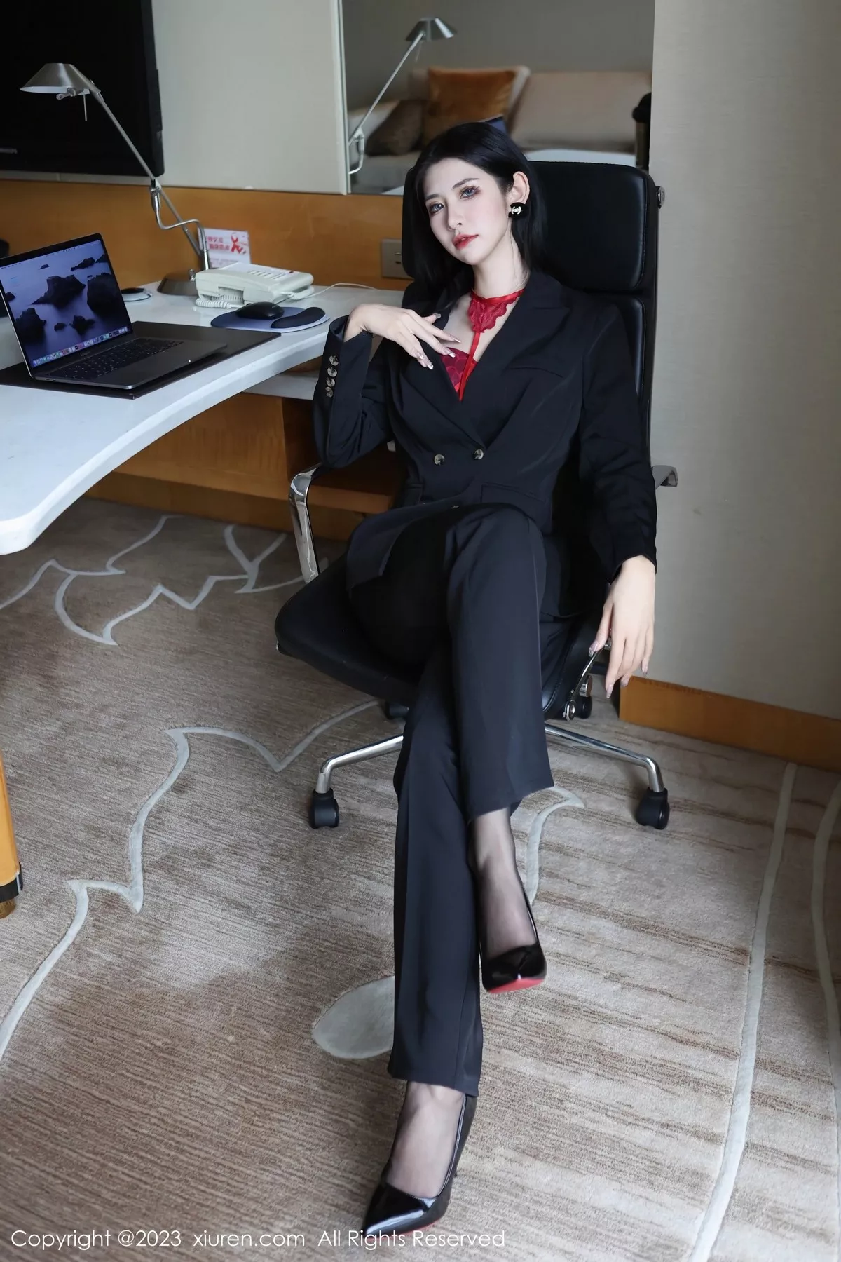 秀人集.com_[XiuRen秀人网]No.6402_新人依娜Yina脱深色西服露红色蕾丝内衣秀曼妙身姿诱惑写真112P