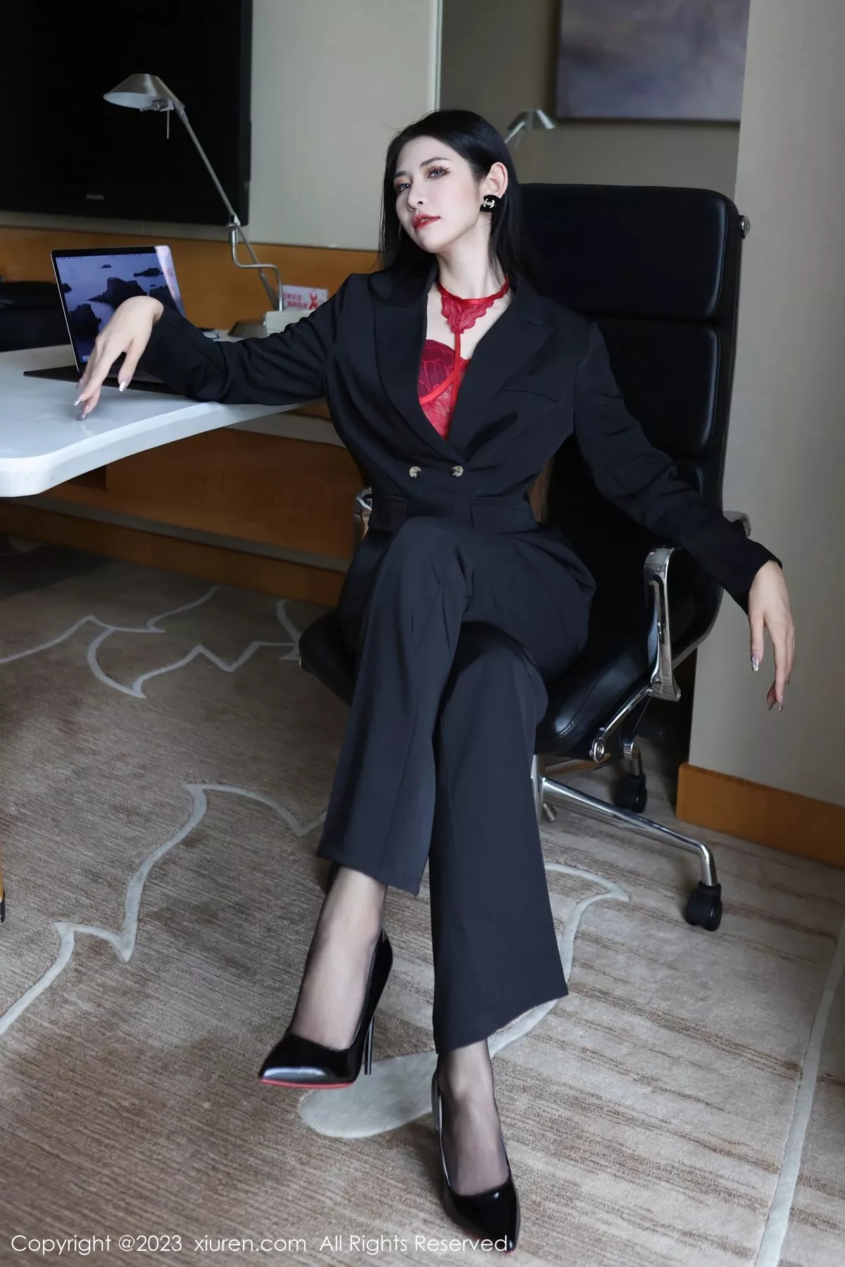 秀人集.com_[XiuRen秀人网]No.6402_新人依娜Yina脱深色西服露红色蕾丝内衣秀曼妙身姿诱惑写真112P