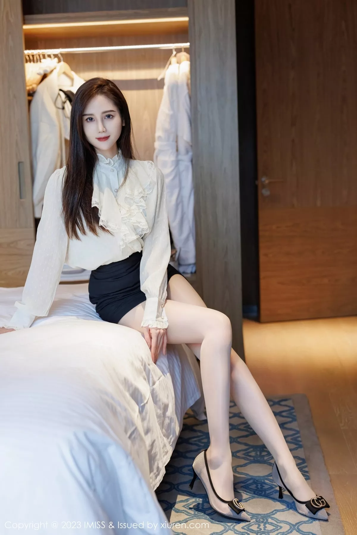 秀人集.com_[IMISS爱蜜社]Vol.722_模特SISY思性感白T配黑短裙露红色内衣配超薄肉丝迷人诱惑写真50P