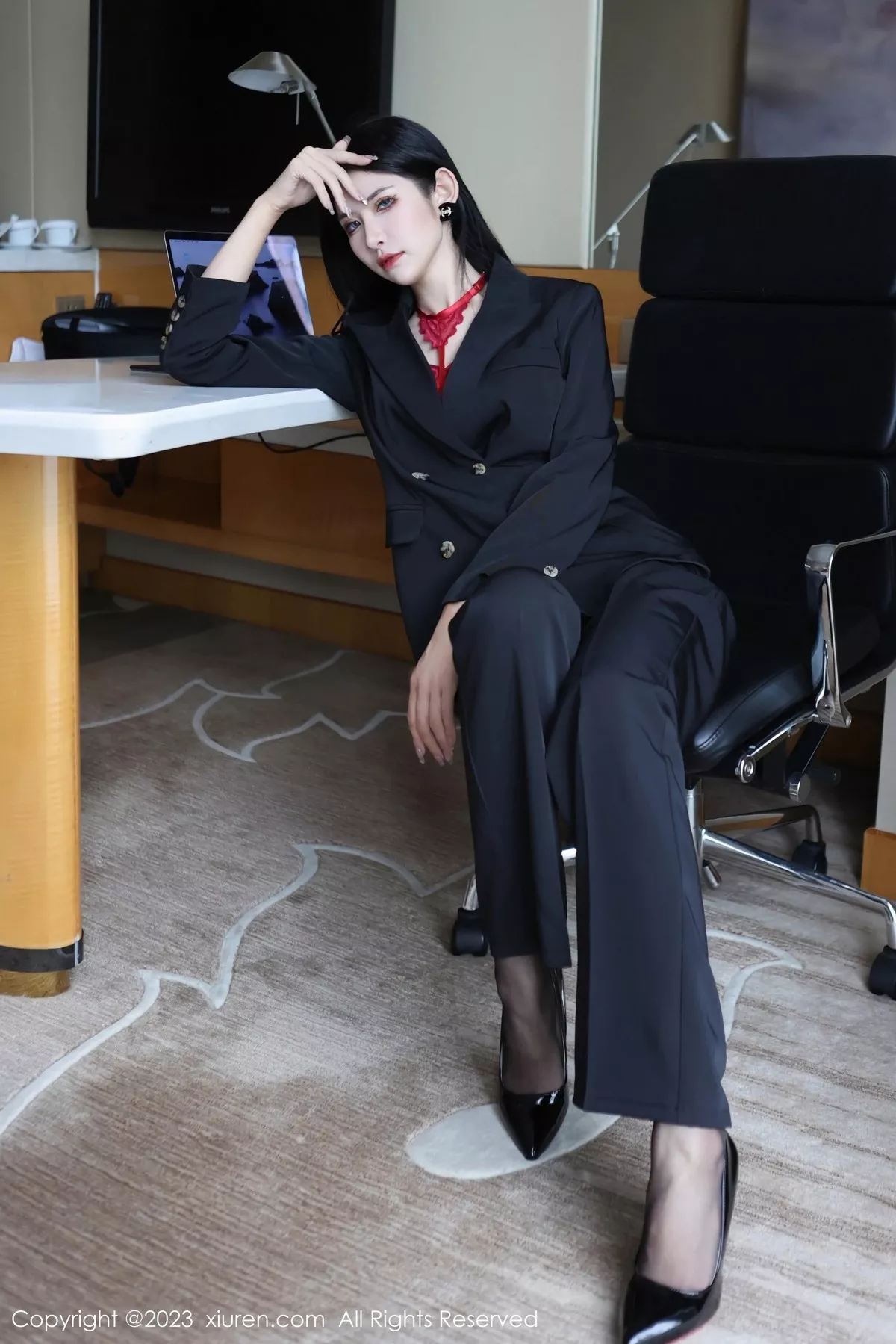 秀人集.com_[XiuRen秀人网]No.6402_新人依娜Yina脱深色西服露红色蕾丝内衣秀曼妙身姿诱惑写真112P