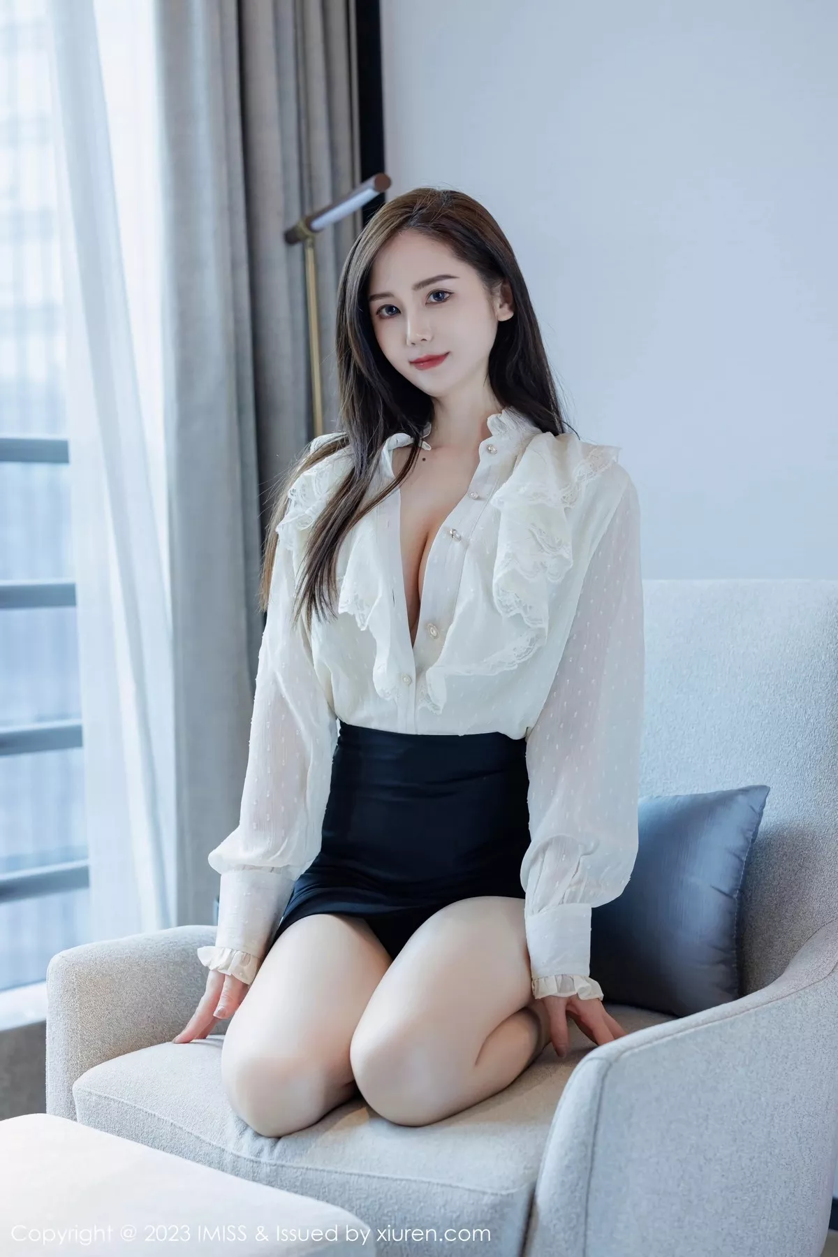 秀人集.com_[IMISS爱蜜社]Vol.722_模特SISY思性感白T配黑短裙露红色内衣配超薄肉丝迷人诱惑写真50P