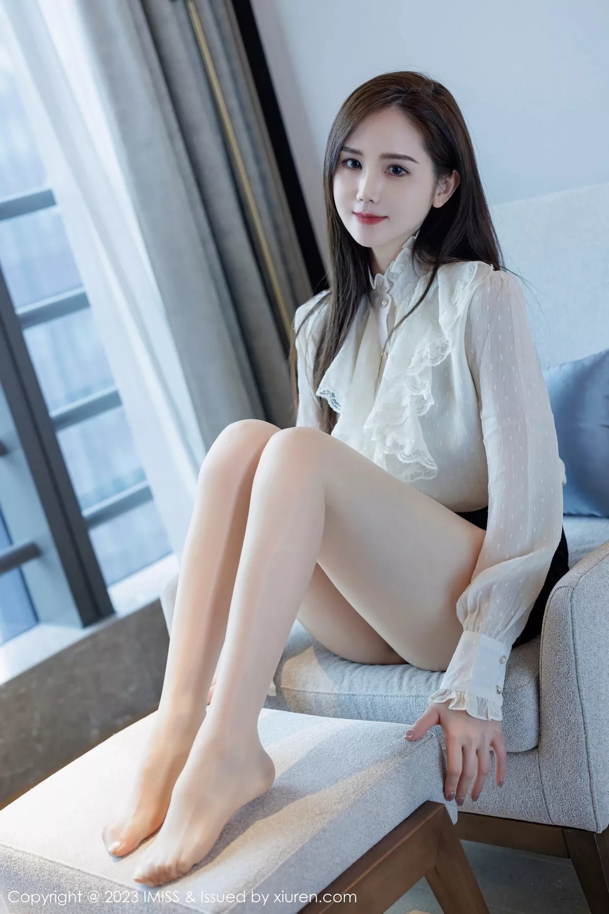 秀人集.com_[IMISS爱蜜社]Vol.722_模特SISY思性感白T配黑短裙露红色内衣配超薄肉丝迷人诱惑写真50P