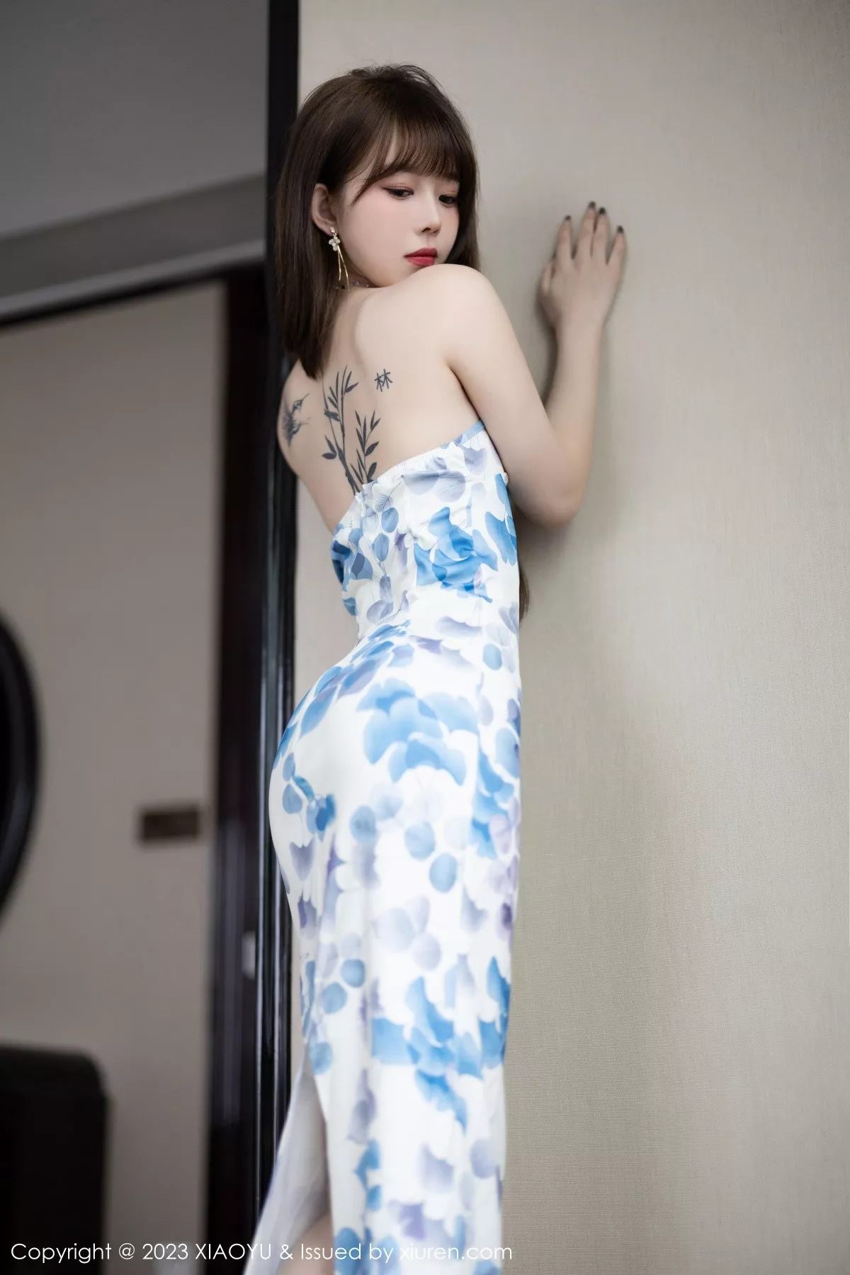 秀人集.com_[XiaoYu画语界]Vol.985_模特奶瓶性感白色图案连衣长裙配开档肉丝露浅色内衣诱惑写真84P