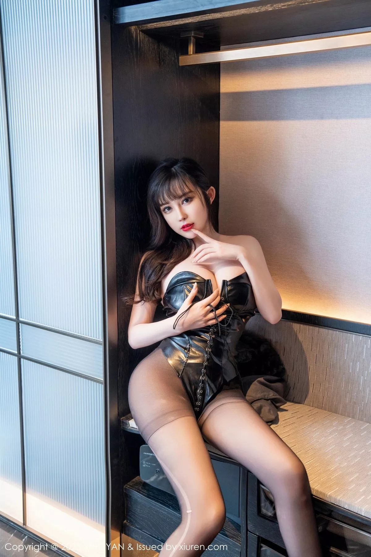 秀人集.com_[XINGYAN星颜社]VOL.181_模特焦糖可可黑色皮质低胸高叉连体衣配超薄黑丝撩人诱惑写真49P